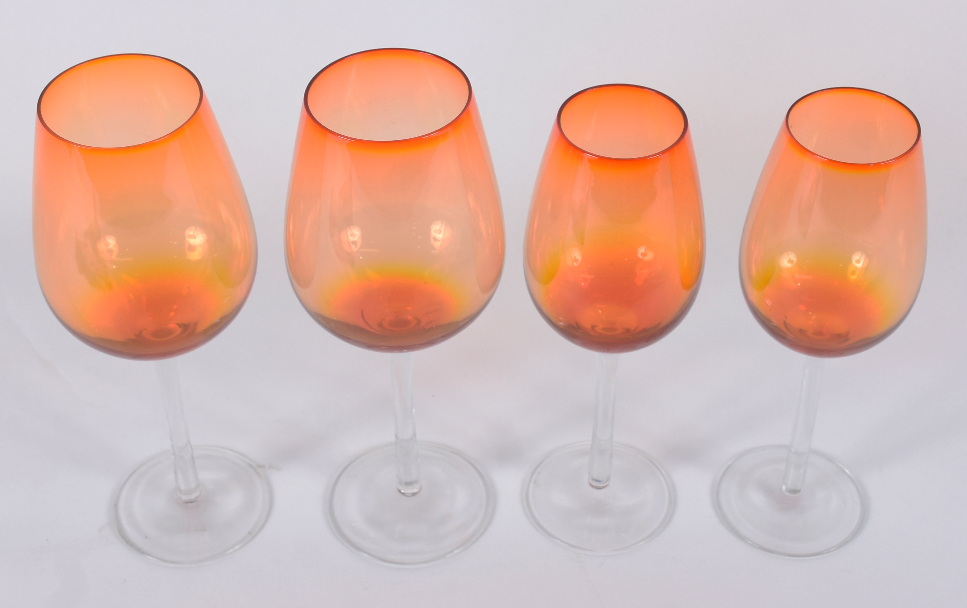Quatro cálices para vinho tinto e 4 para vinho branco. - foto 2 de 3