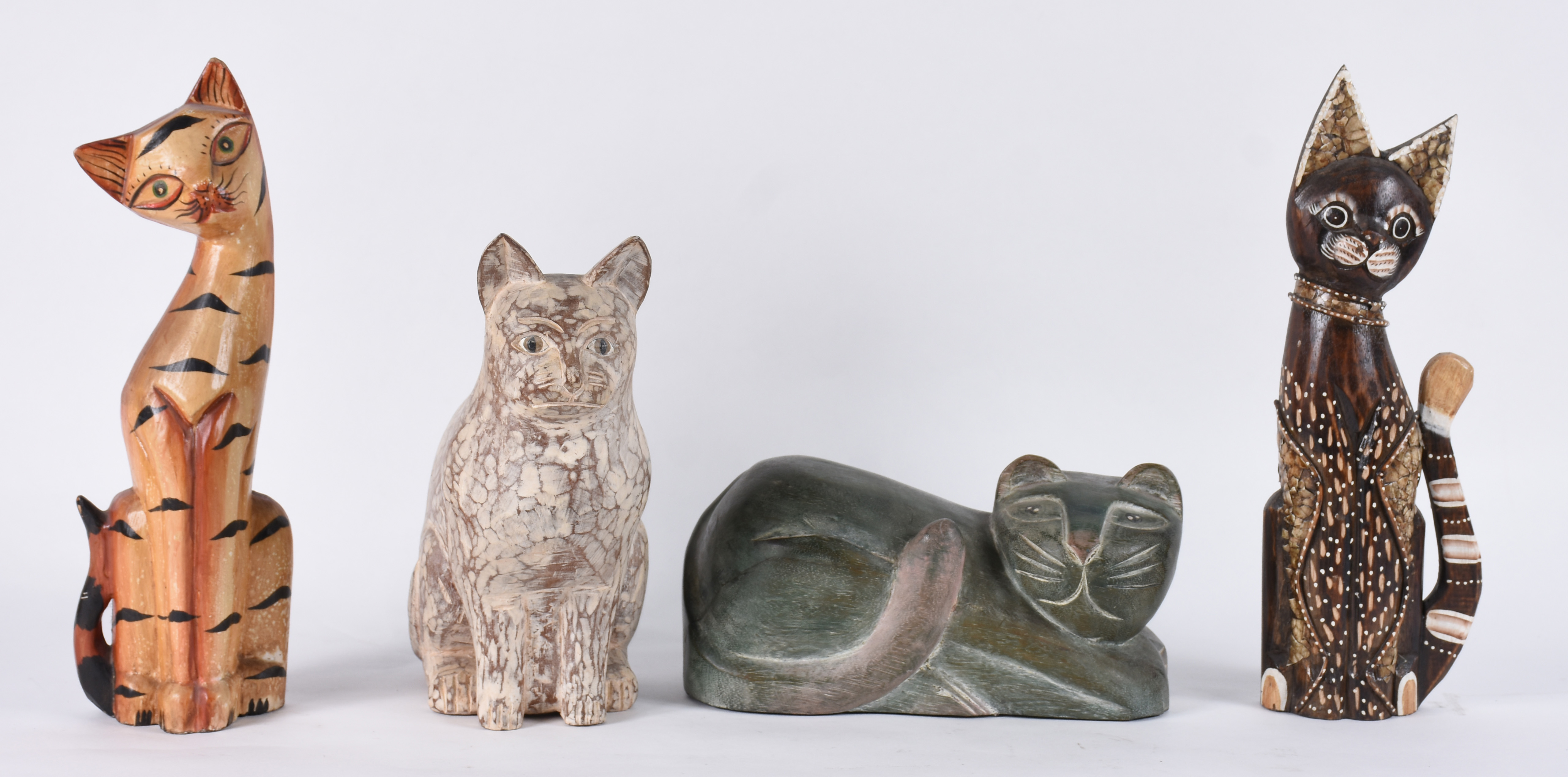 Quatro estatuas de madeira policromada representando gatos. - foto 1 de 5