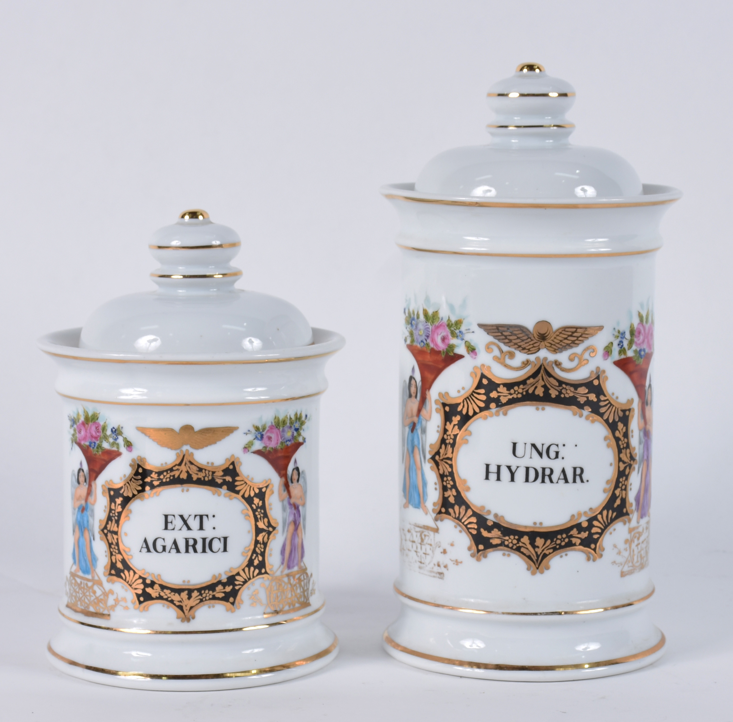 Dois potes de farmácia de porcelana branca pintadas á mão, assinadas... - foto 1 de 5