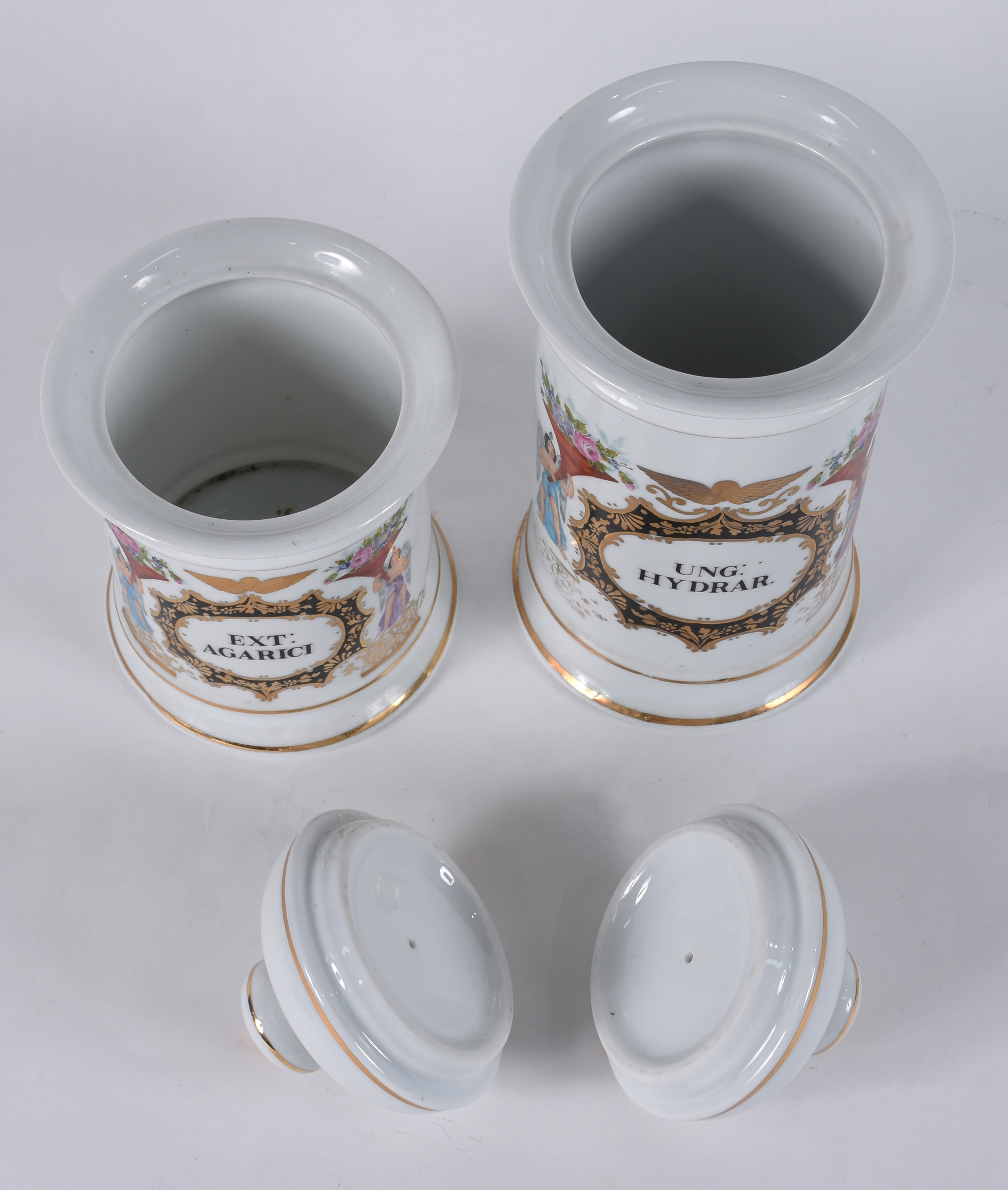 Dois potes de farmácia de porcelana branca pintadas á mão, assinadas... - foto 2 de 5