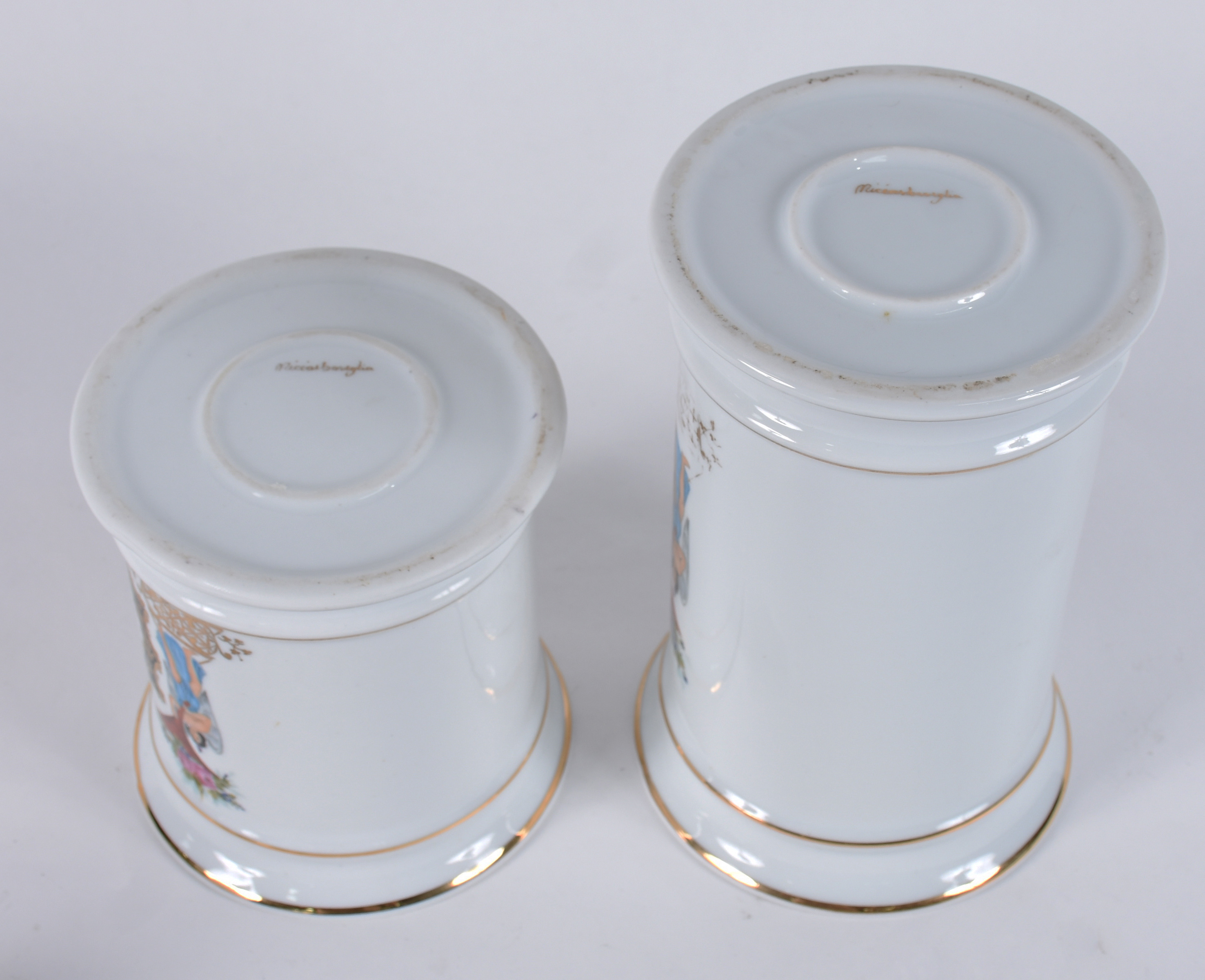 Dois potes de farmácia de porcelana branca pintadas á mão, assinadas... - foto 4 de 5