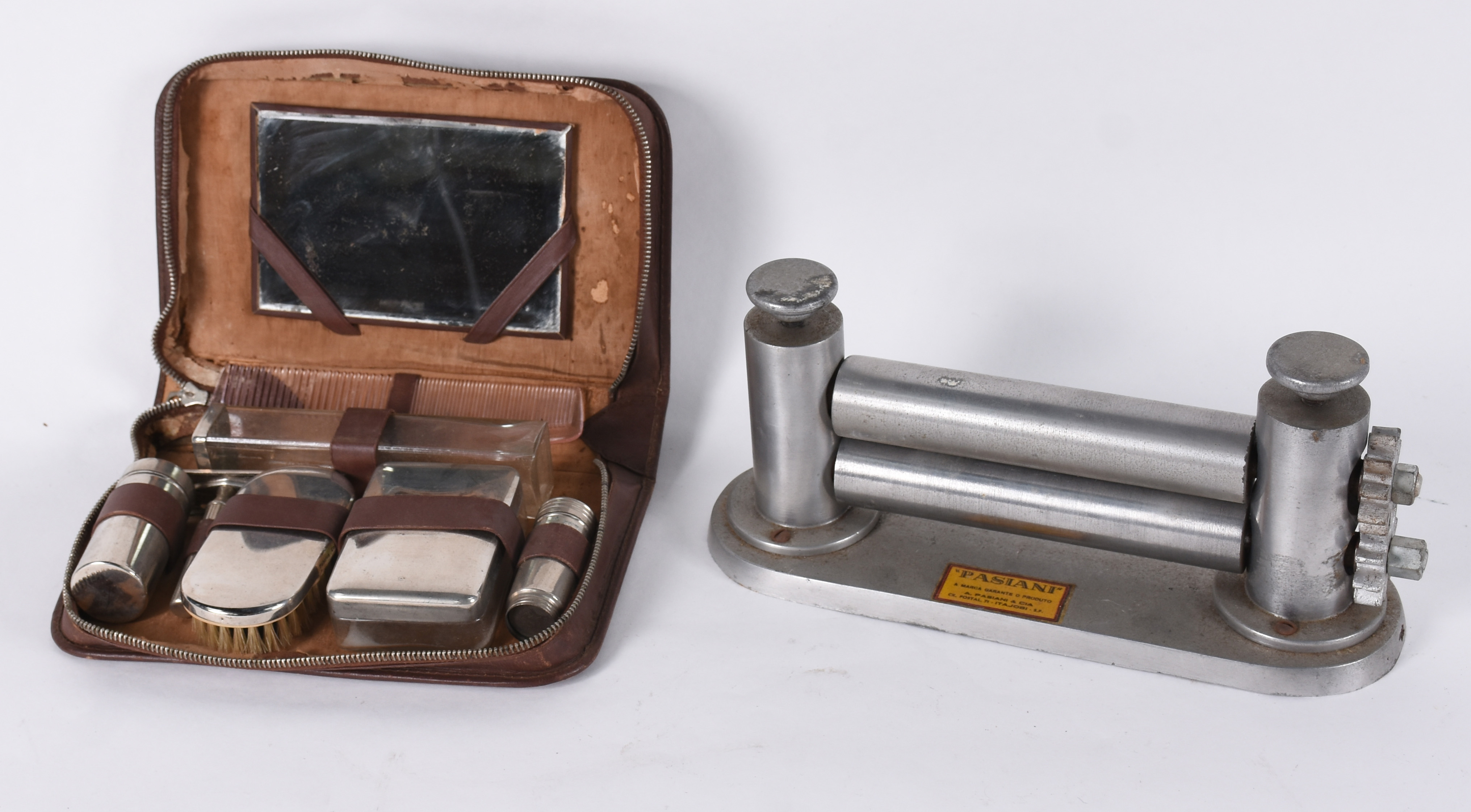 Conjunto para toillete para viagem e máquina para massa. - foto 1 de 9
