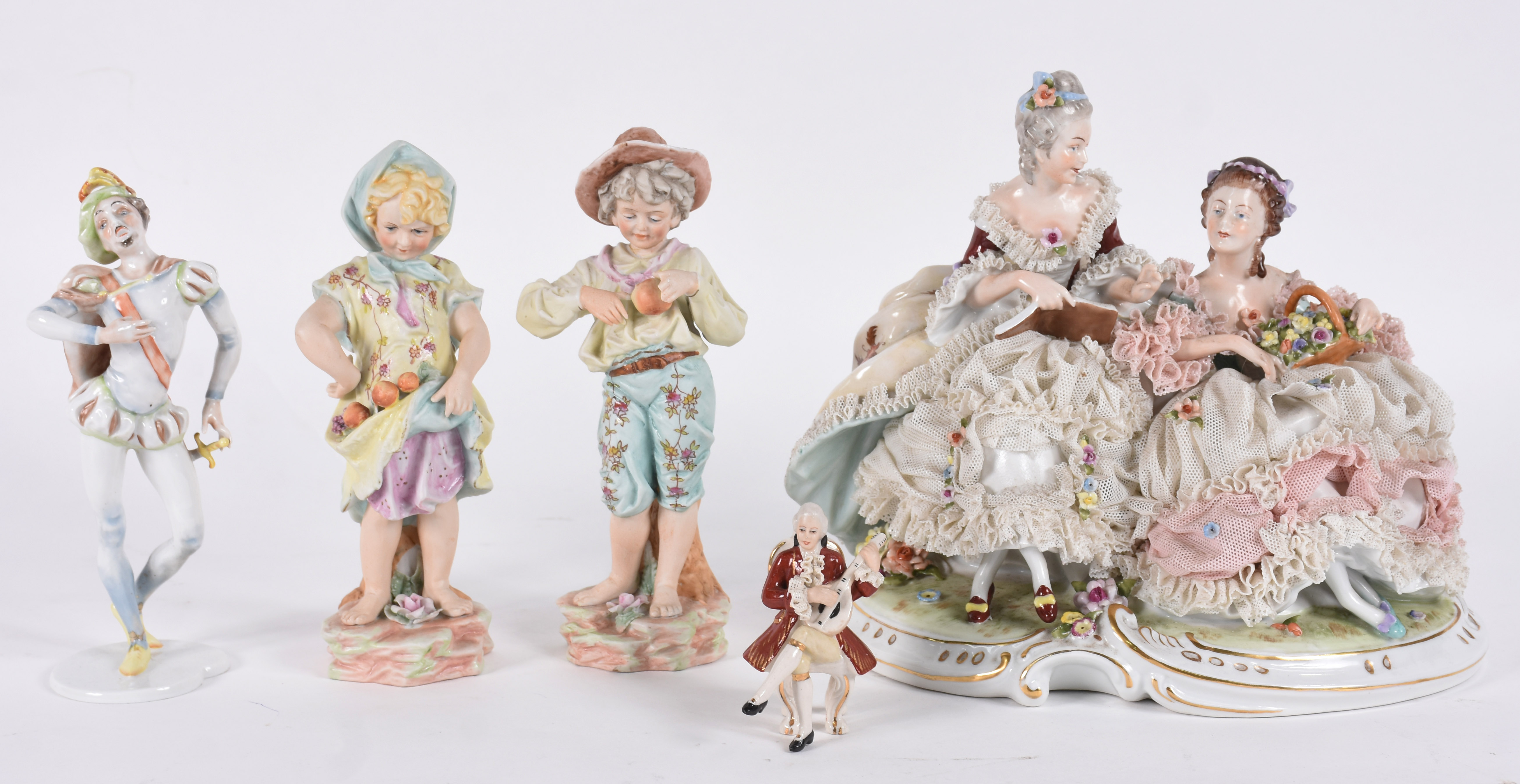 Diversas estatuetas, sendo: Grupo escultório de porcelana... - foto 1 de 8