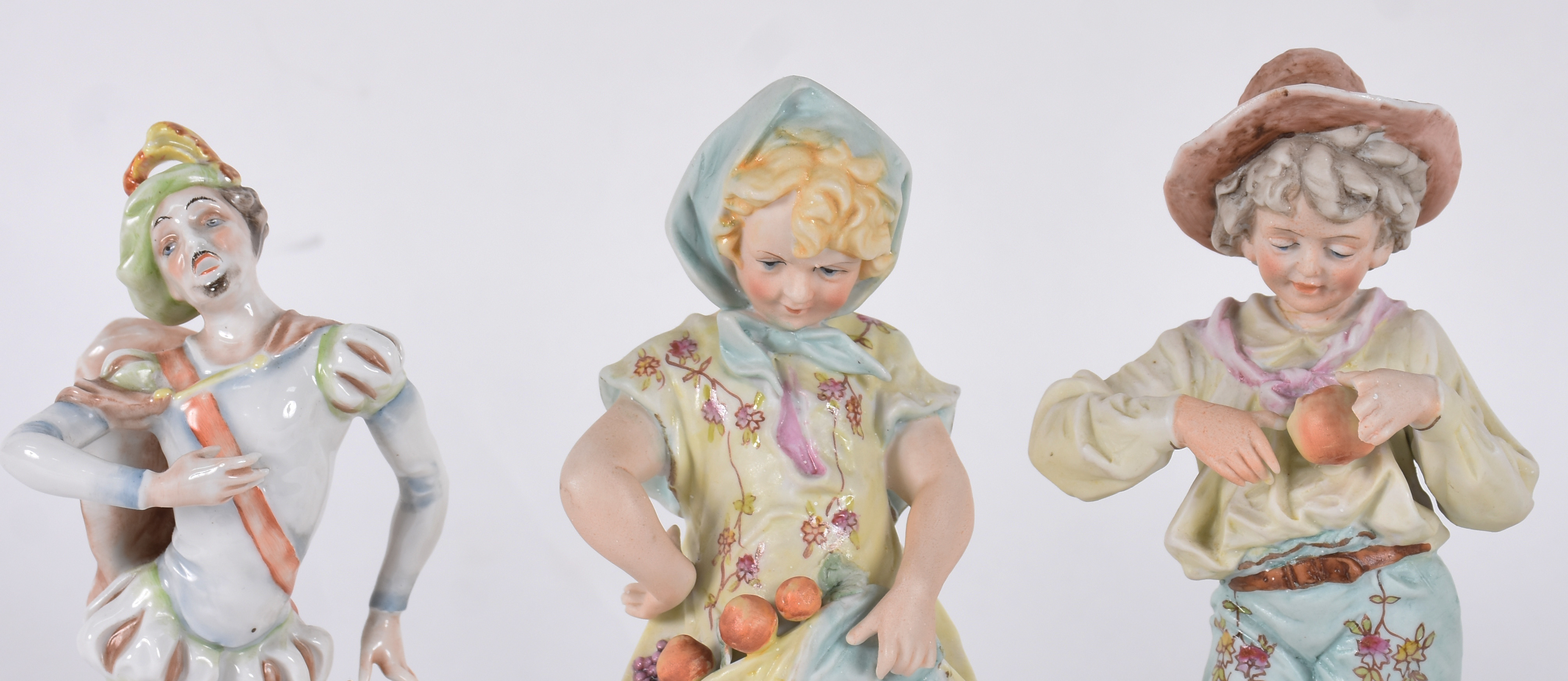 Diversas estatuetas, sendo: Grupo escultório de porcelana... - foto 2 de 8