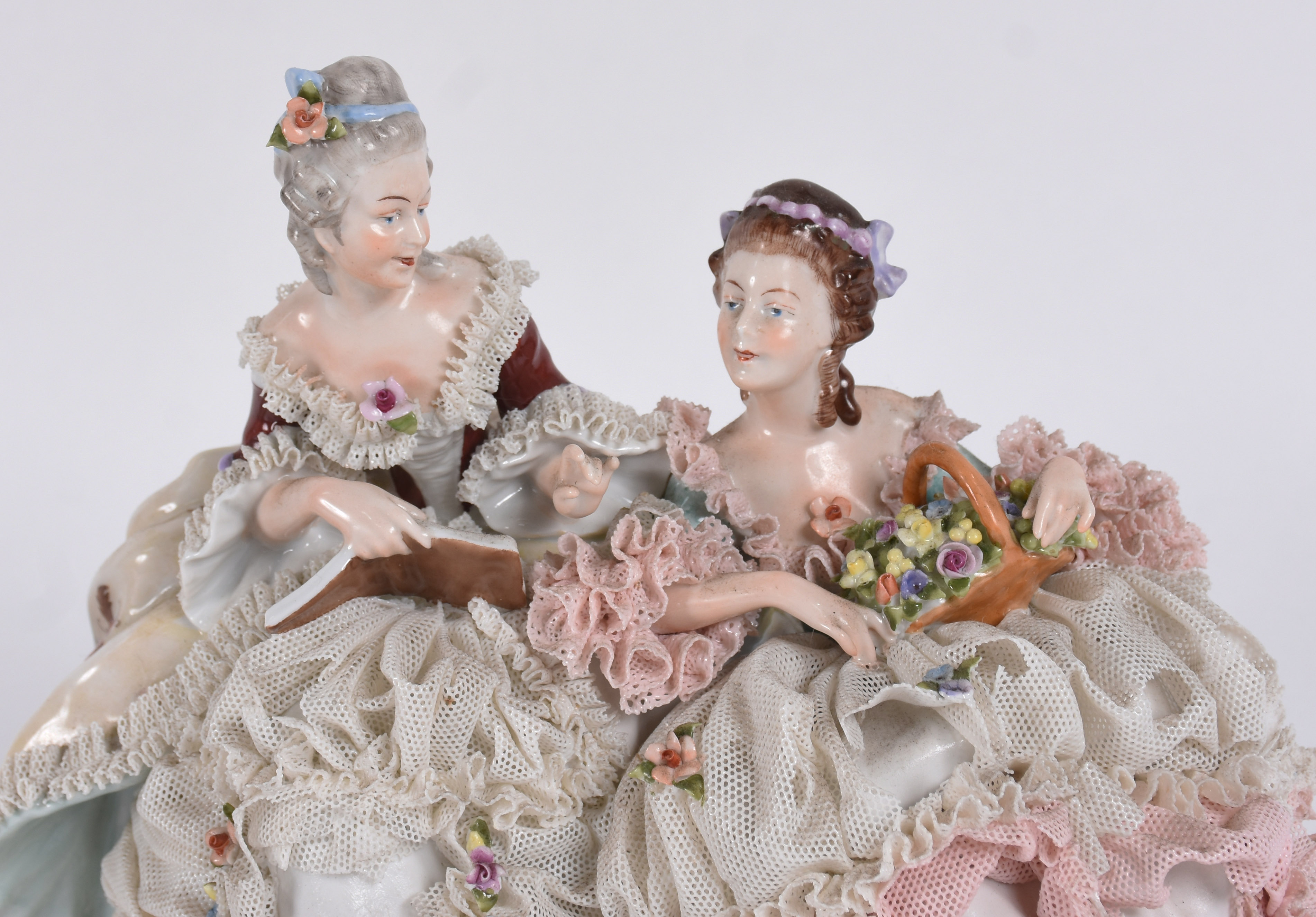 Diversas estatuetas, sendo: Grupo escultório de porcelana... - foto 3 de 8