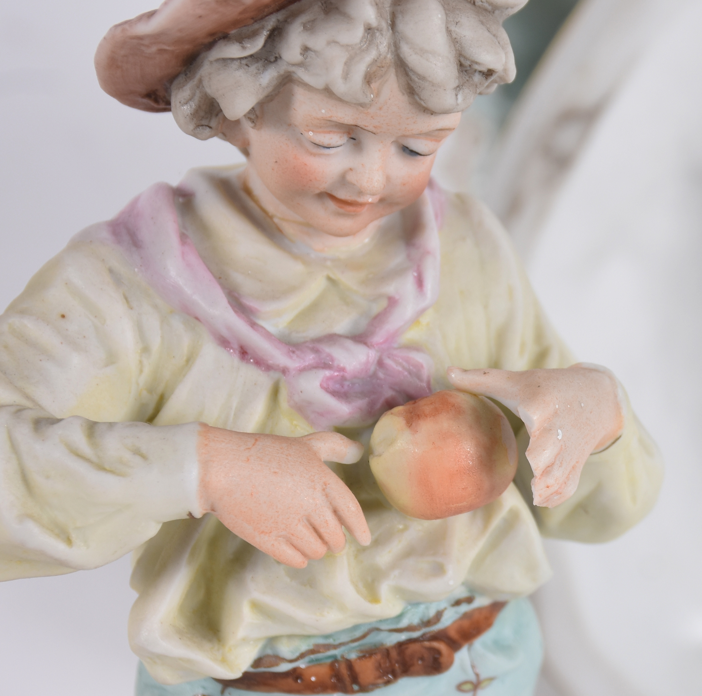 Diversas estatuetas, sendo: Grupo escultório de porcelana... - foto 4 de 8