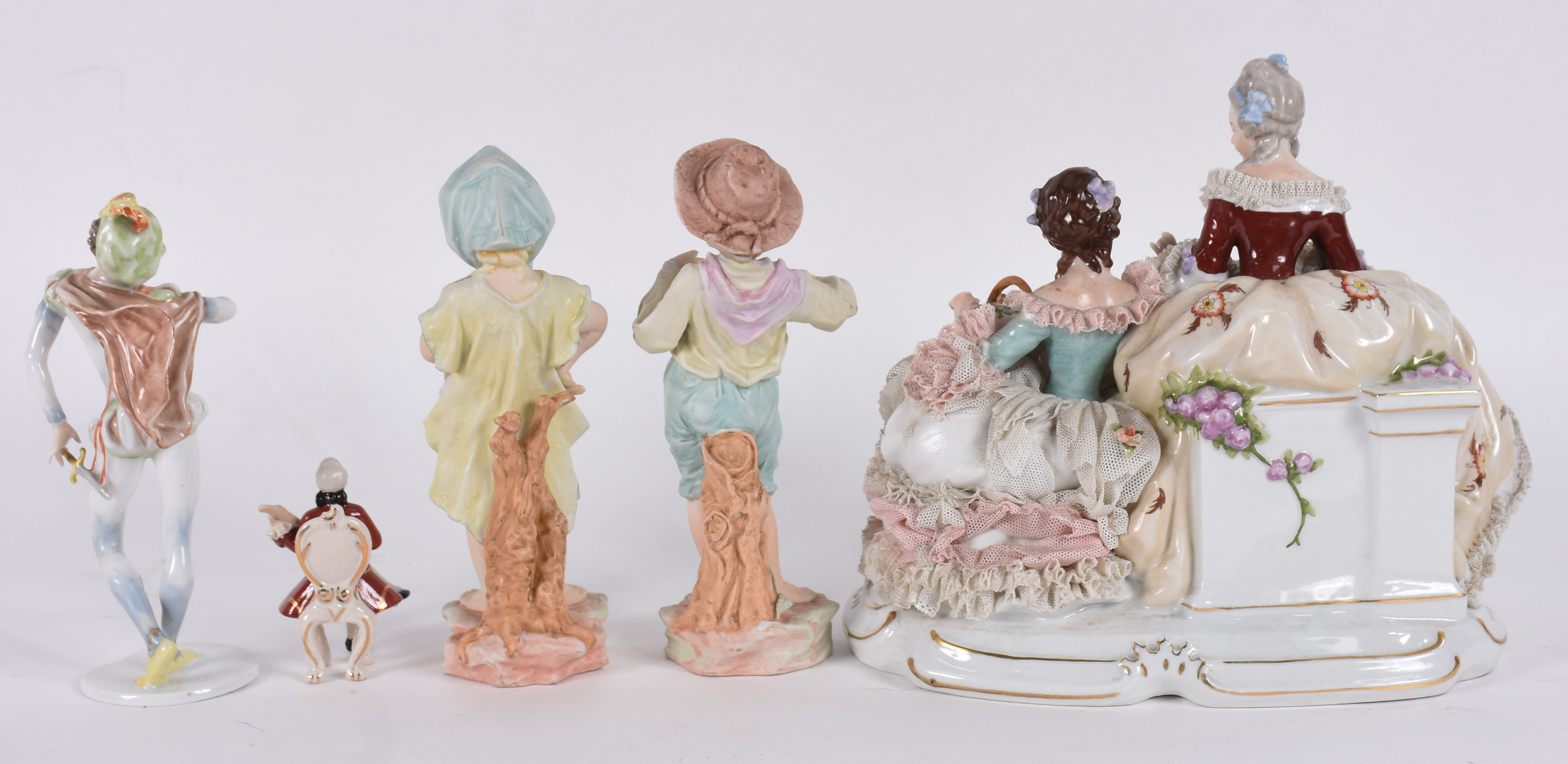 Diversas estatuetas, sendo: Grupo escultório de porcelana... - foto 6 de 8