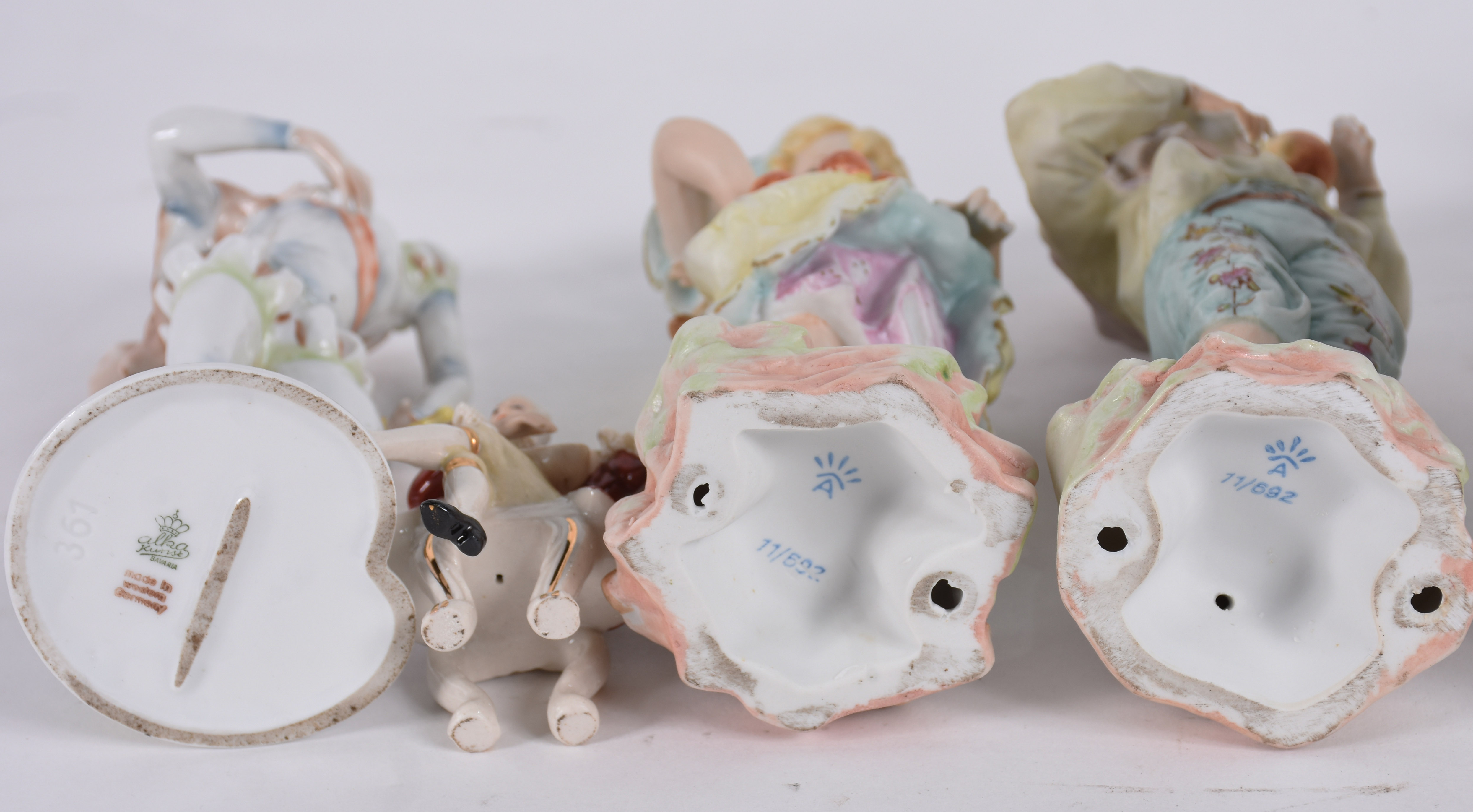 Diversas estatuetas, sendo: Grupo escultório de porcelana... - foto 7 de 8