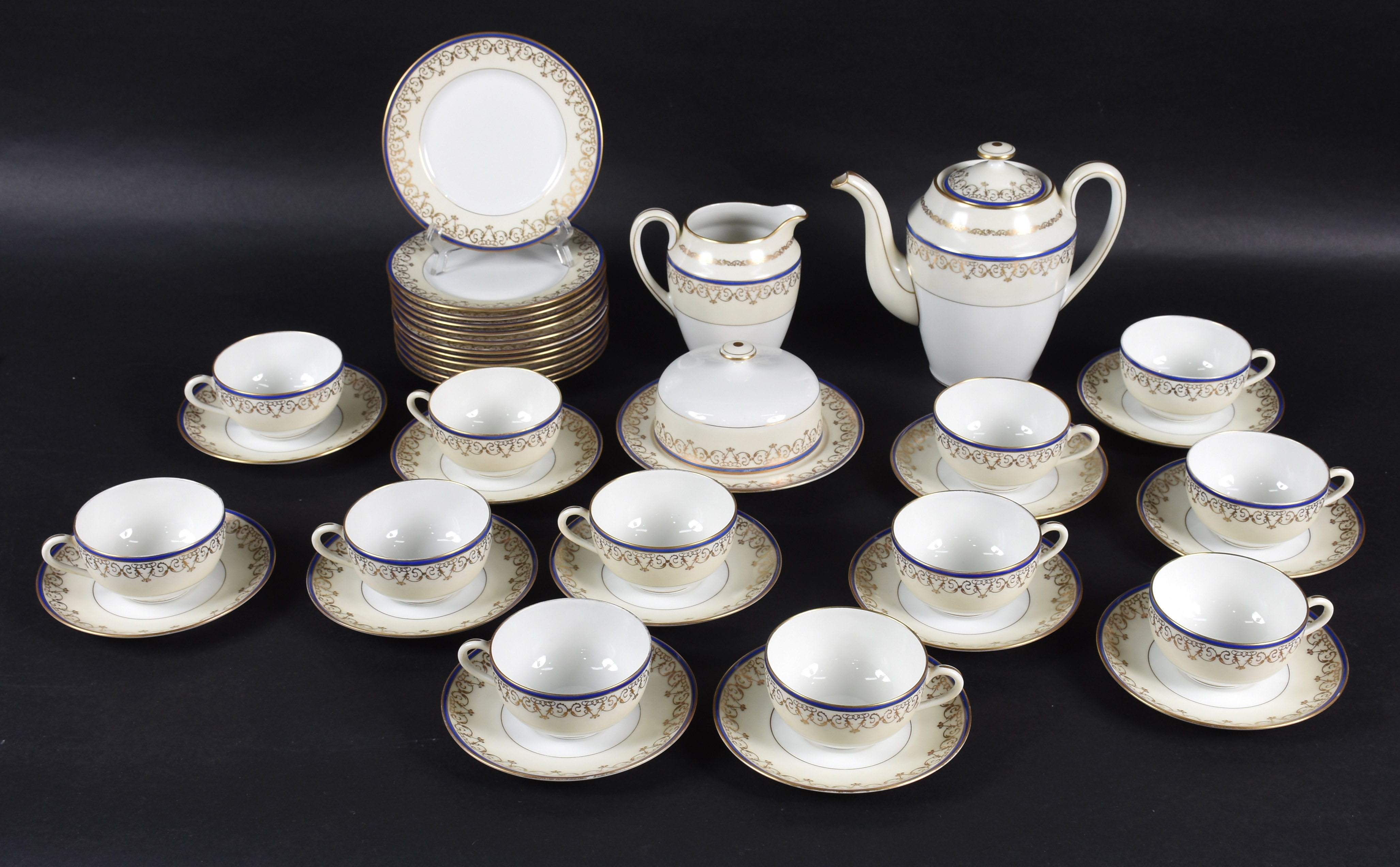 Aparelho para chá de porcelana francesa de Limoges composto de 12... - foto 1 de 4