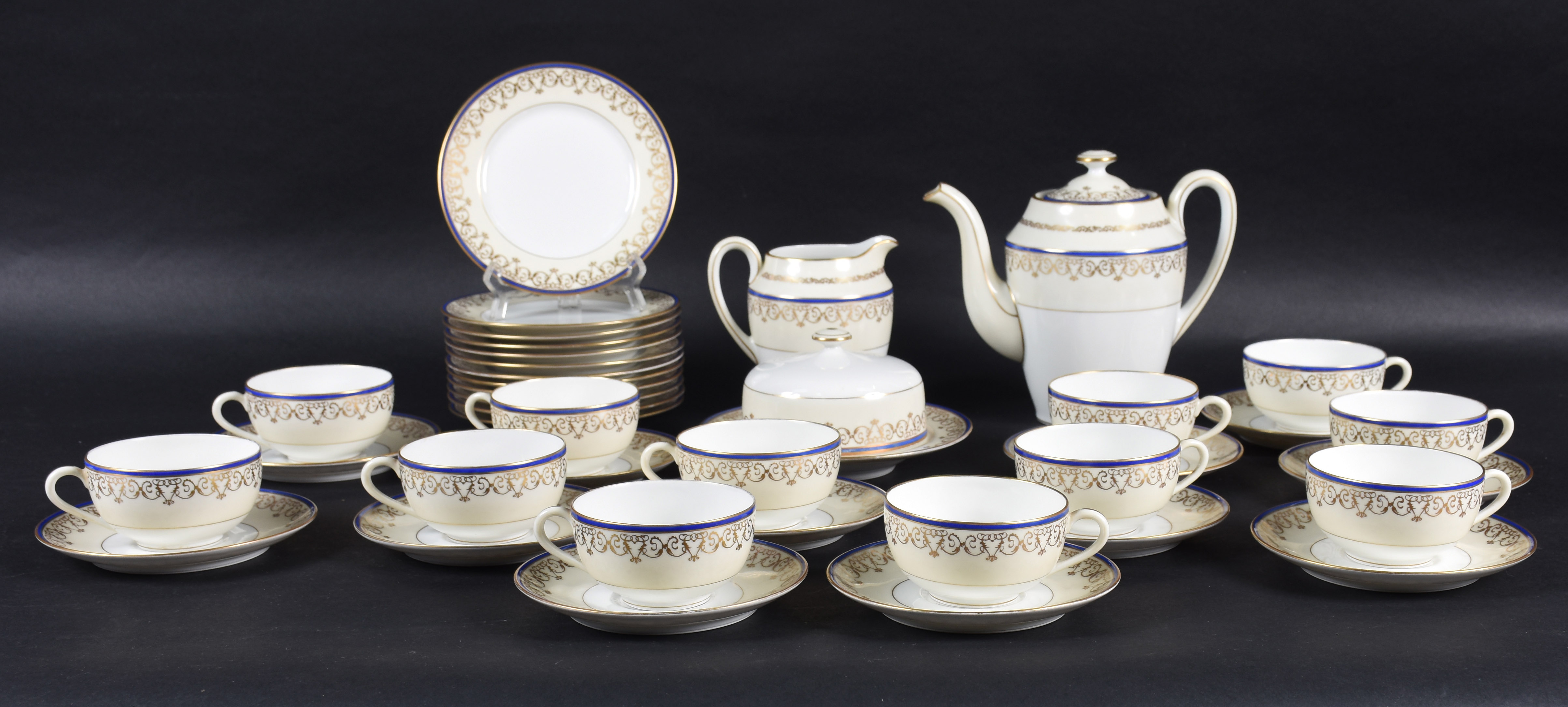 Aparelho para chá de porcelana francesa de Limoges composto de 12... - foto 2 de 4