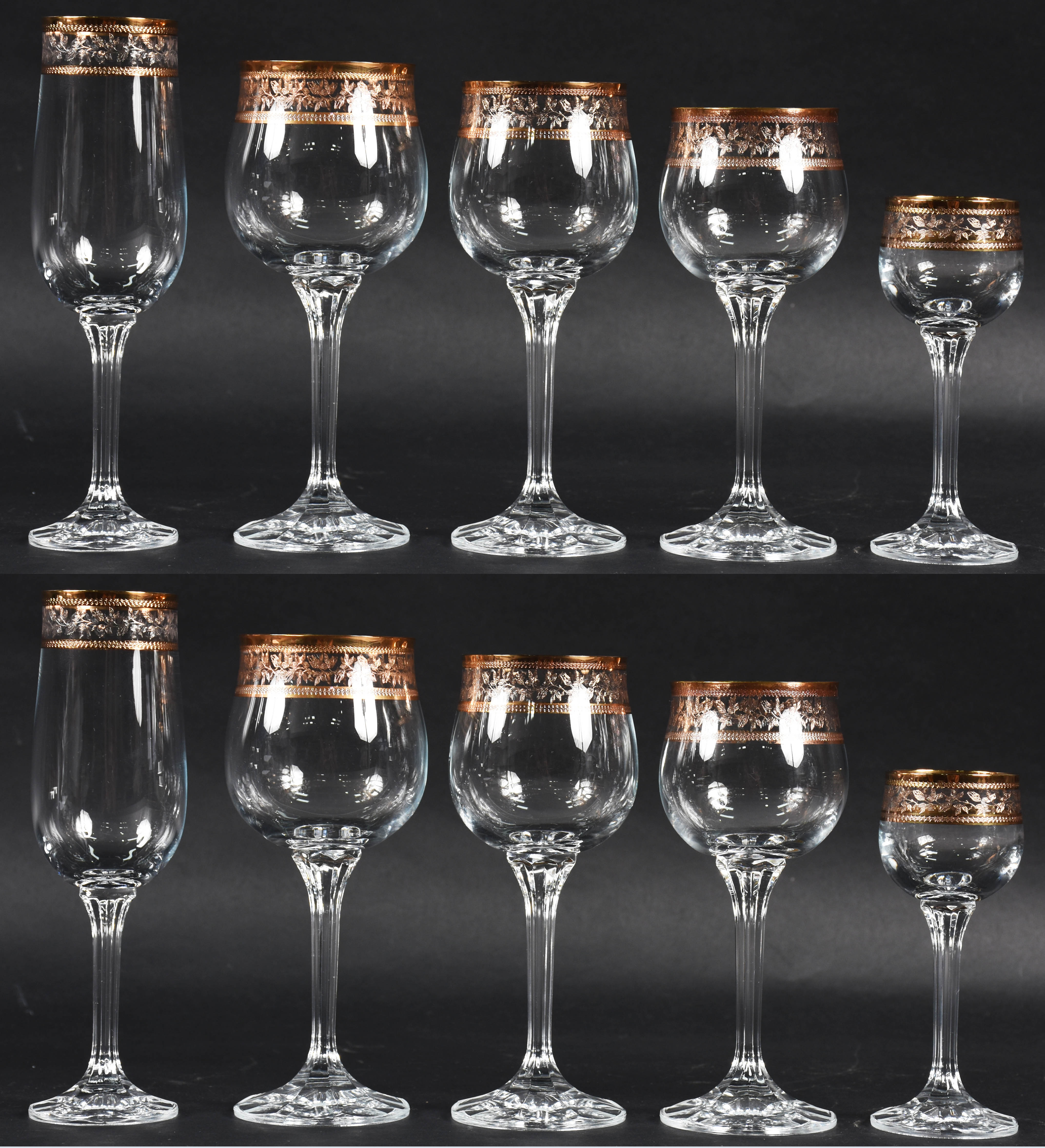 Conjunto de taças de cristal lavradas com guirlandas e frisos... - foto 1 de 2