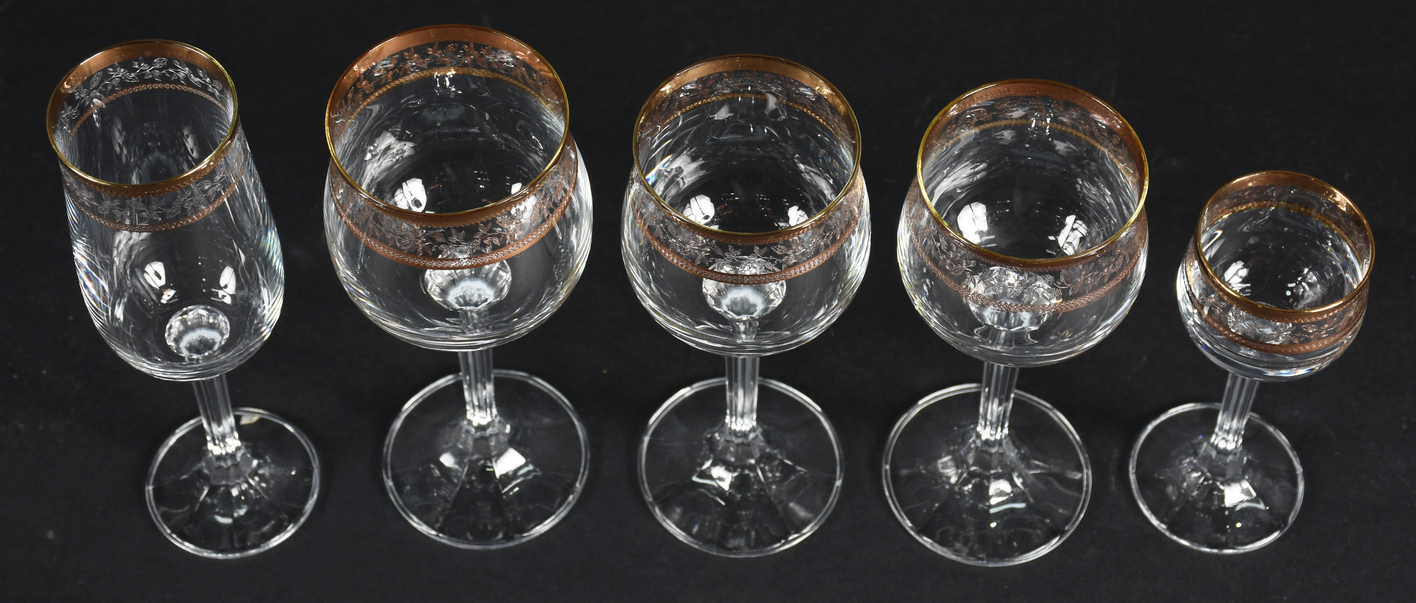 Conjunto de taças de cristal lavradas com guirlandas e frisos... - foto 2 de 2