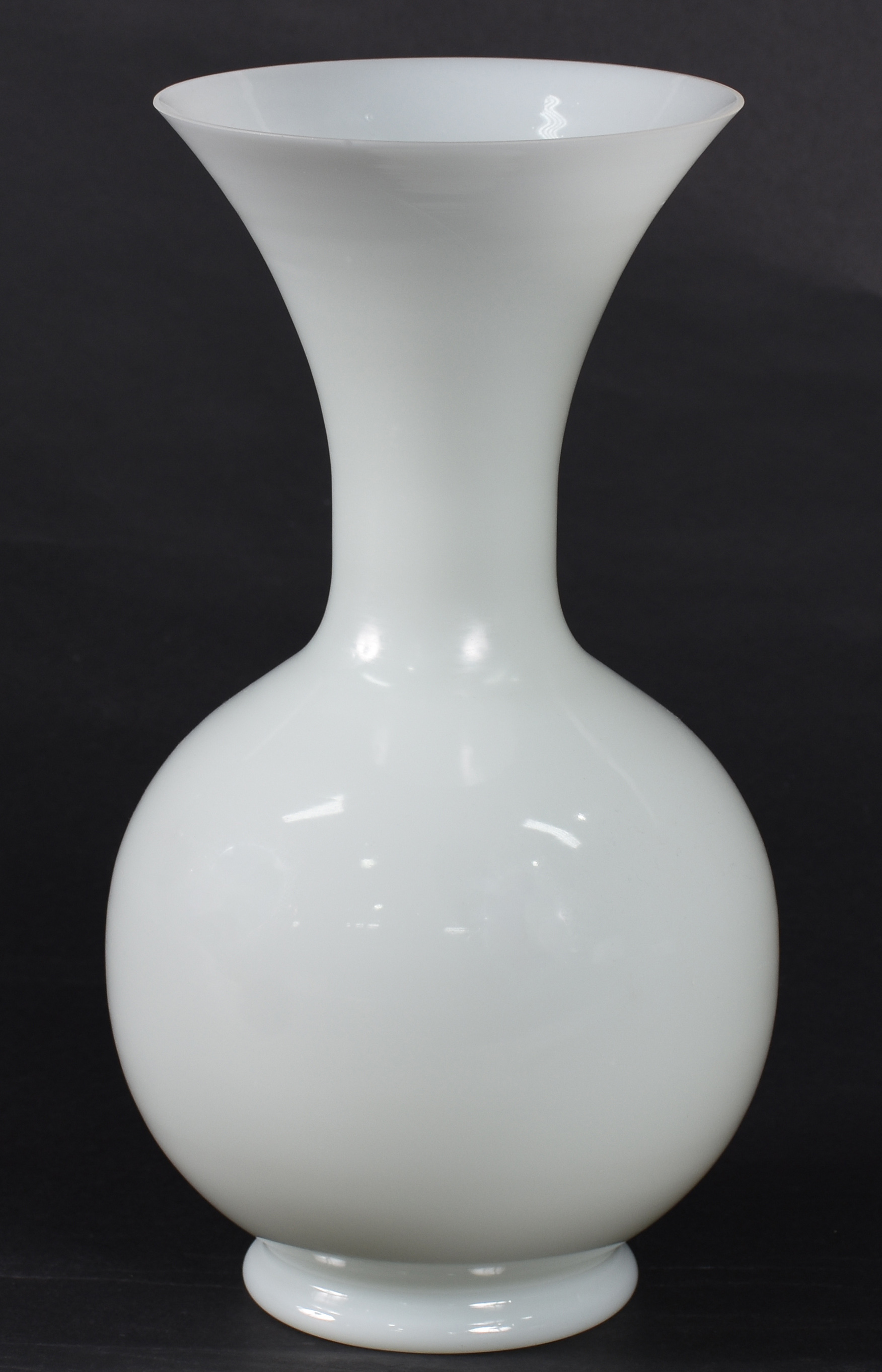 Vaso de opalina branca. - foto 1 de 4