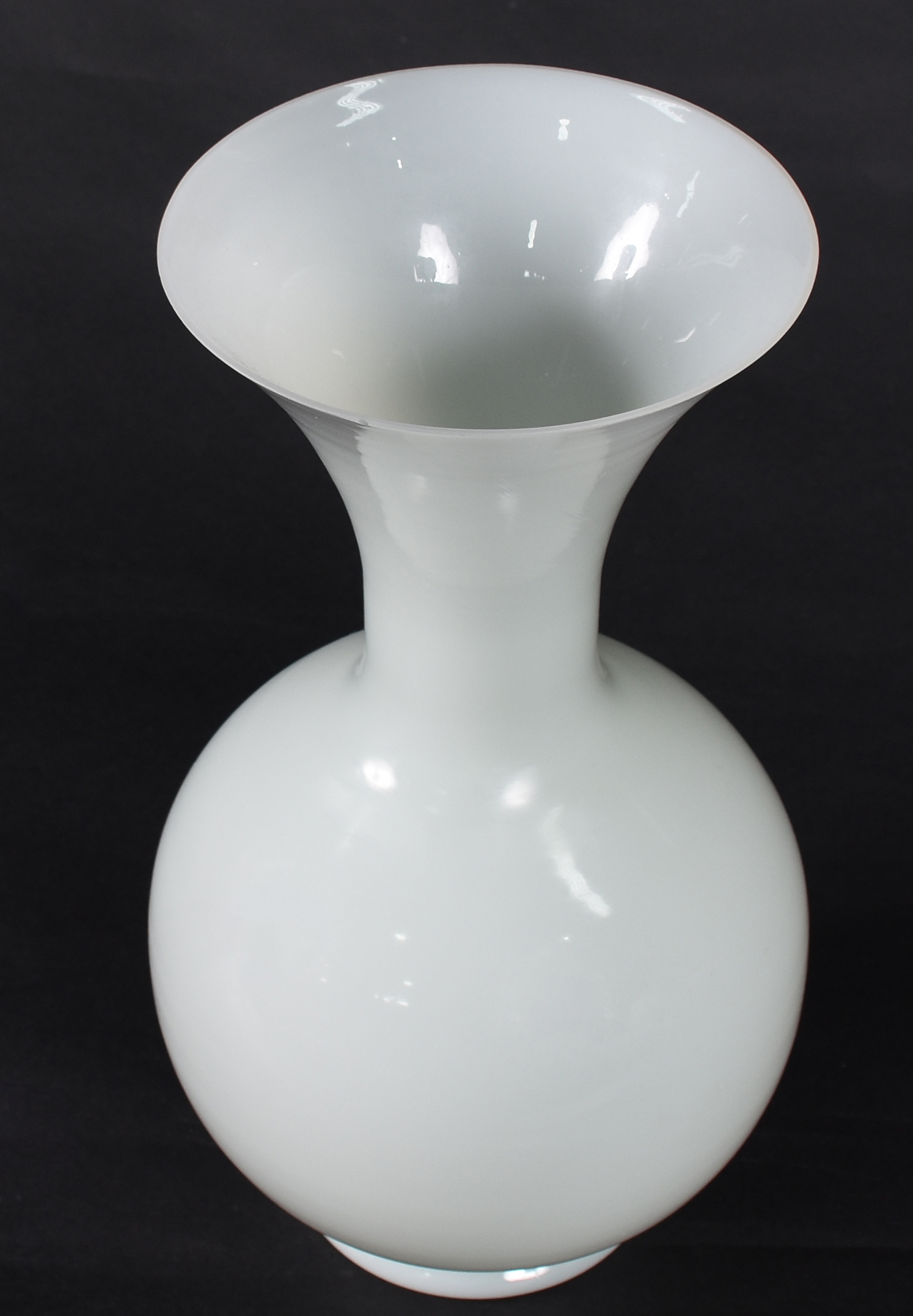 Vaso de opalina branca. - foto 2 de 4