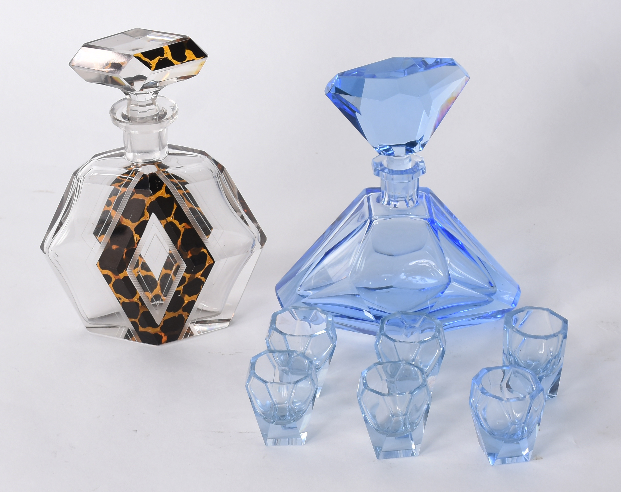 Diversas peças, sendo: Licoreira de cristal azul com 6 copinhos e... - foto 1 de 4