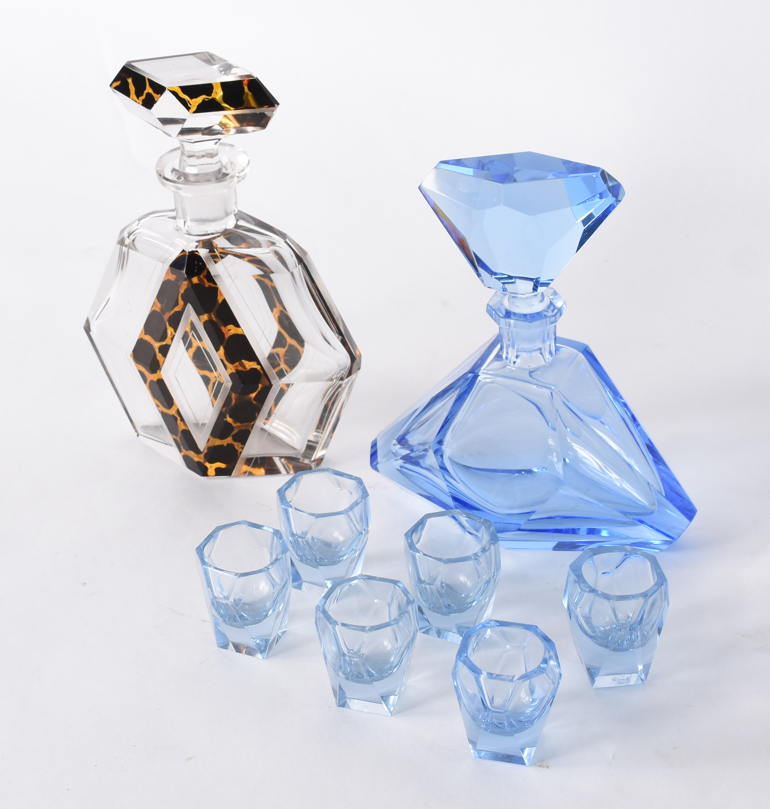 Diversas peças, sendo: Licoreira de cristal azul com 6 copinhos e... - foto 2 de 4