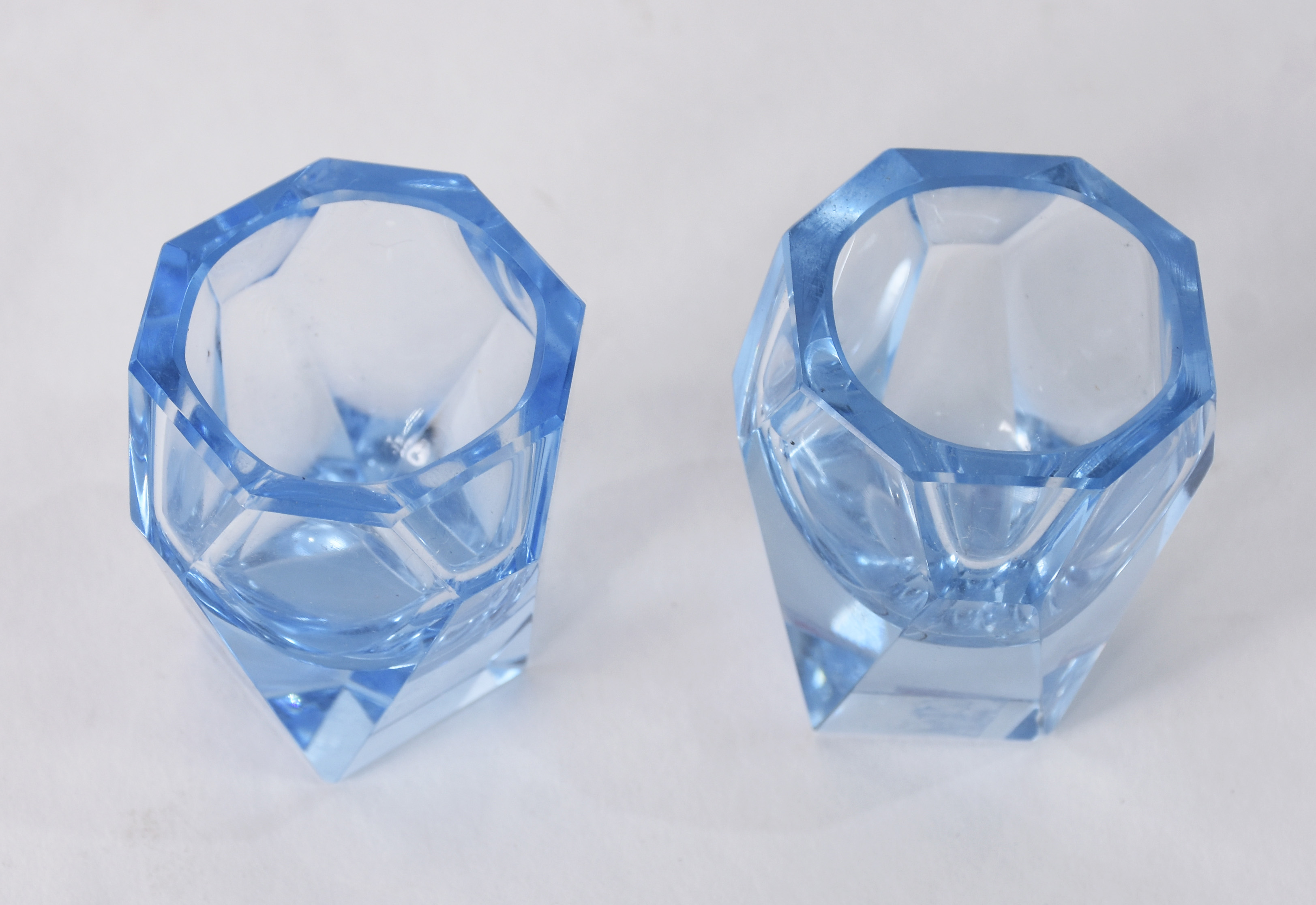 Diversas peças, sendo: Licoreira de cristal azul com 6 copinhos e... - foto 4 de 4
