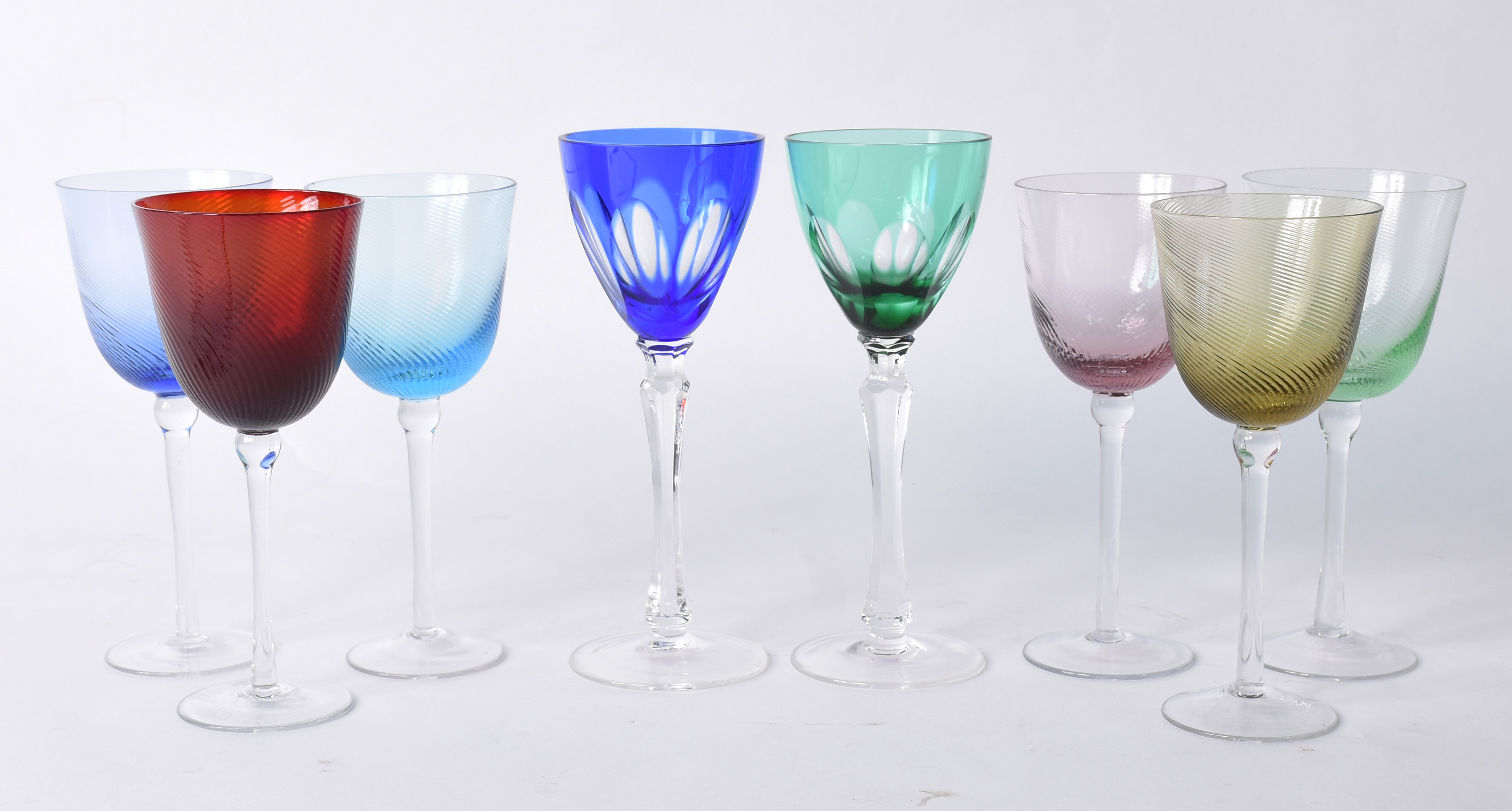 Conjunto com seis taças frisadas coloridas para vinho e 2 de cristal... - foto 1 de 4