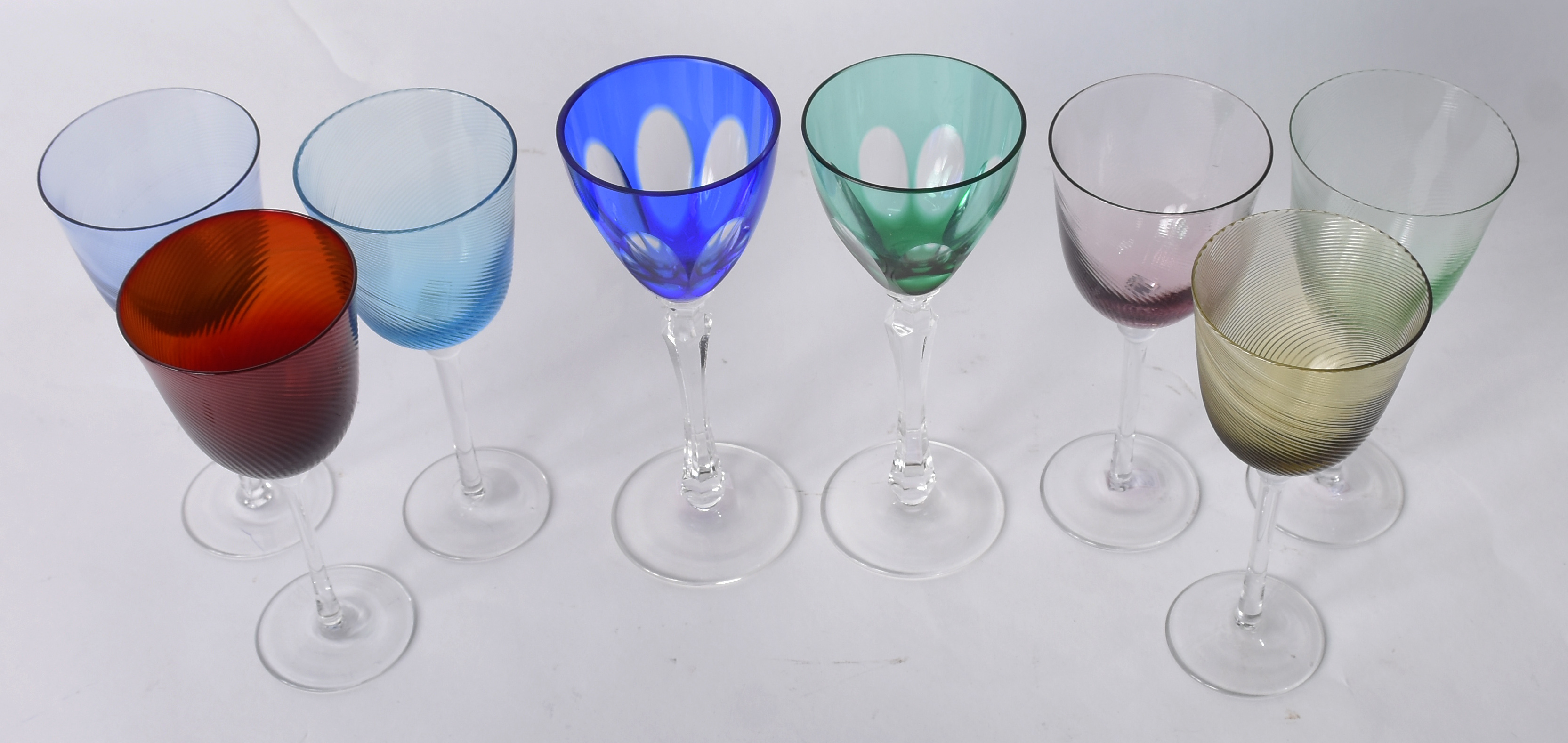 Conjunto com seis taças frisadas coloridas para vinho e 2 de cristal... - foto 2 de 4