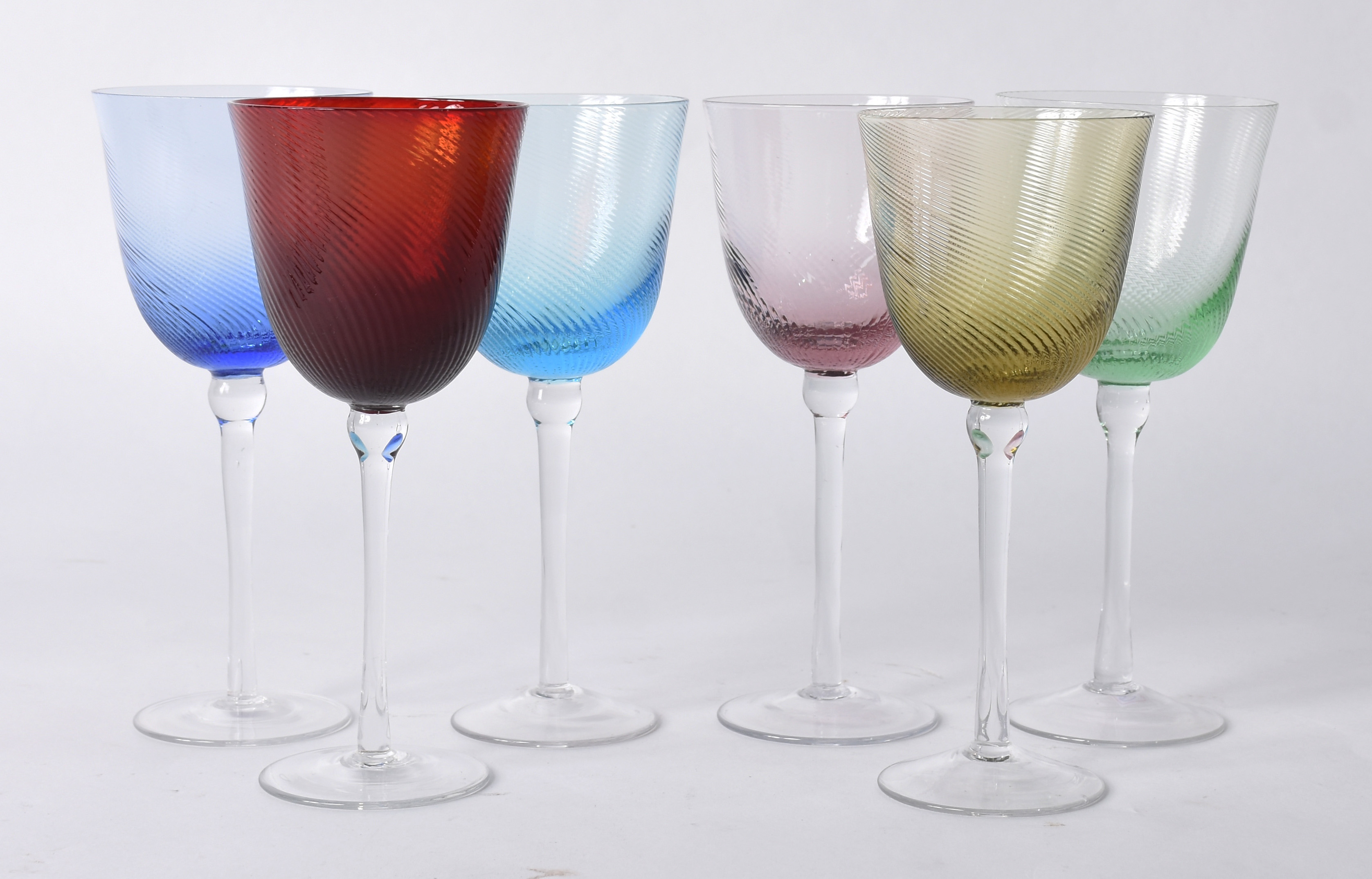 Conjunto com seis taças frisadas coloridas para vinho e 2 de cristal... - foto 3 de 4