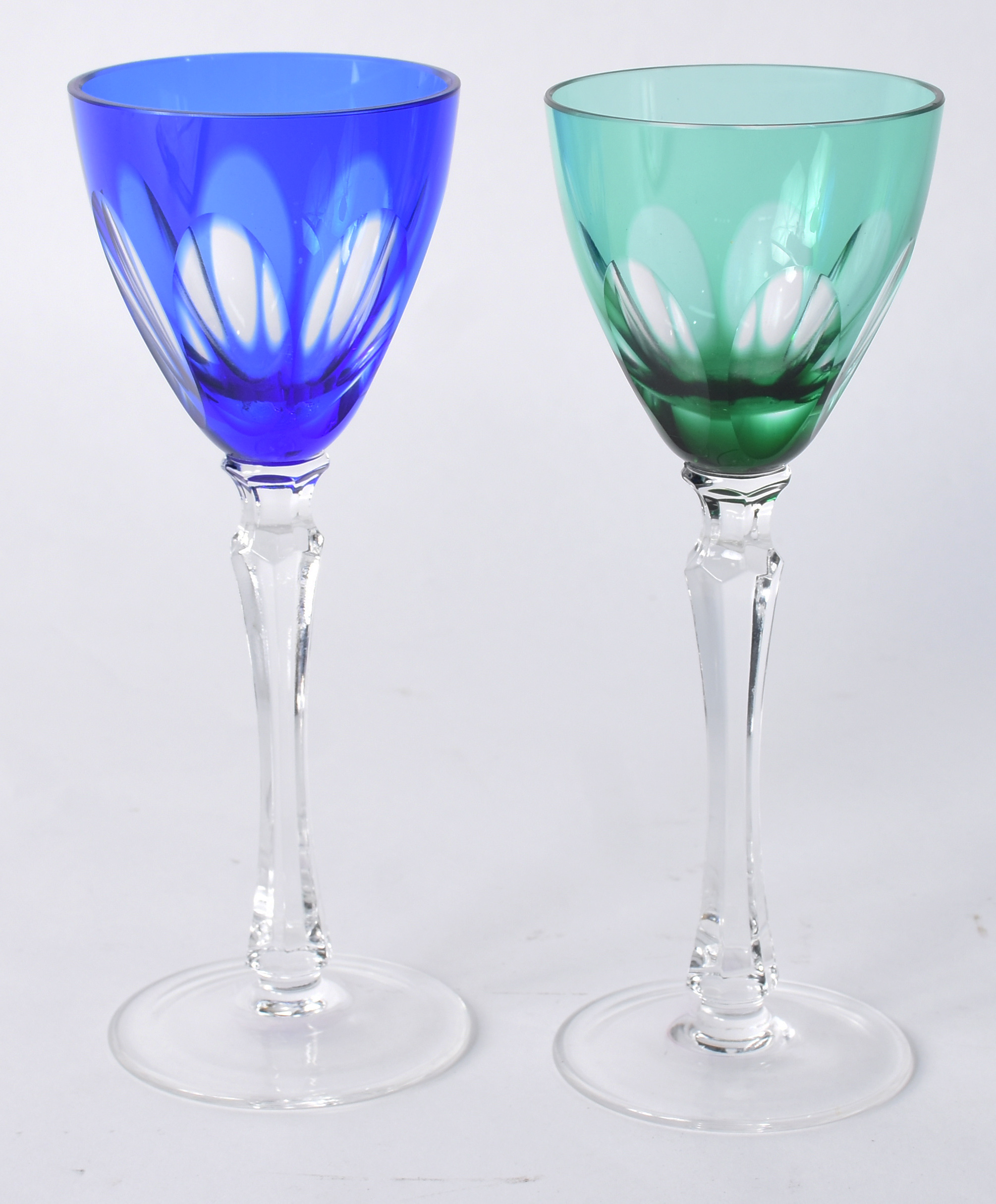 Conjunto com seis taças frisadas coloridas para vinho e 2 de cristal... - foto 4 de 4