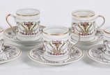Conjunto  de 7 xícaras para café de porcelana d... - Conjunto  de 7 xícaras para café de porcelana decorada com guirlandas florais e frisos dourados .