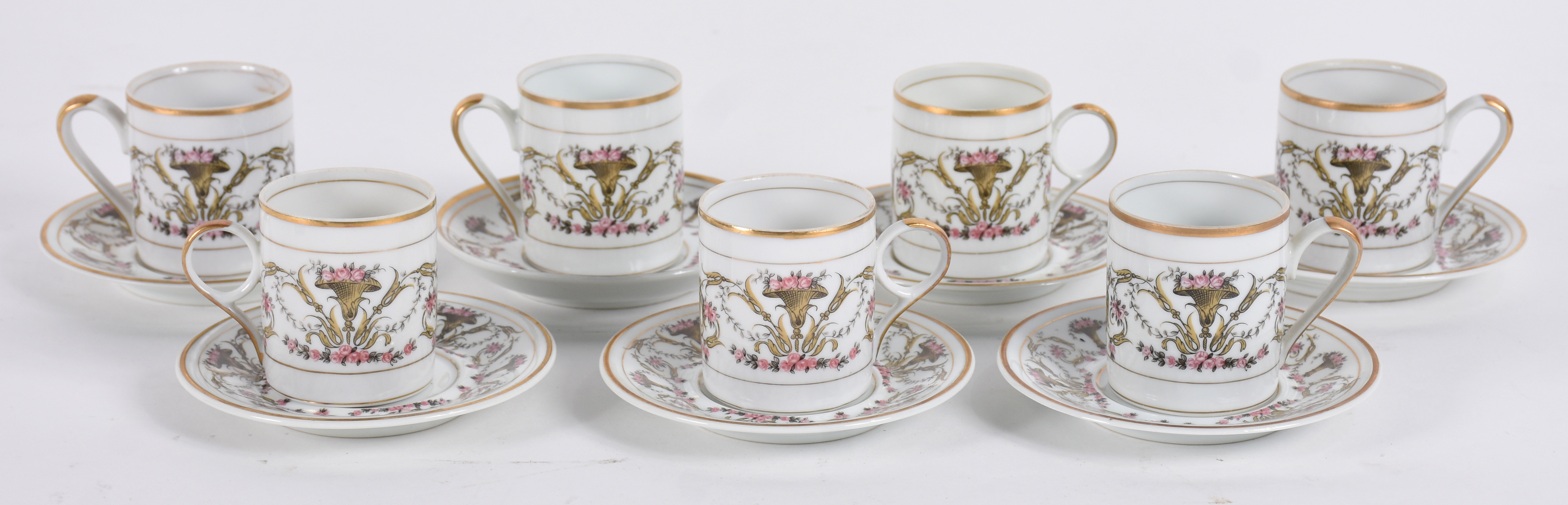 Conjunto de 7 xícaras para café de porcelana decorada com guirlandas... - foto 2 de 5