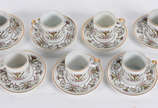 Conjunto  de 7 xícaras para café de porcelana d... - Conjunto  de 7 xícaras para café de porcelana decorada com guirlandas florais e frisos dourados .