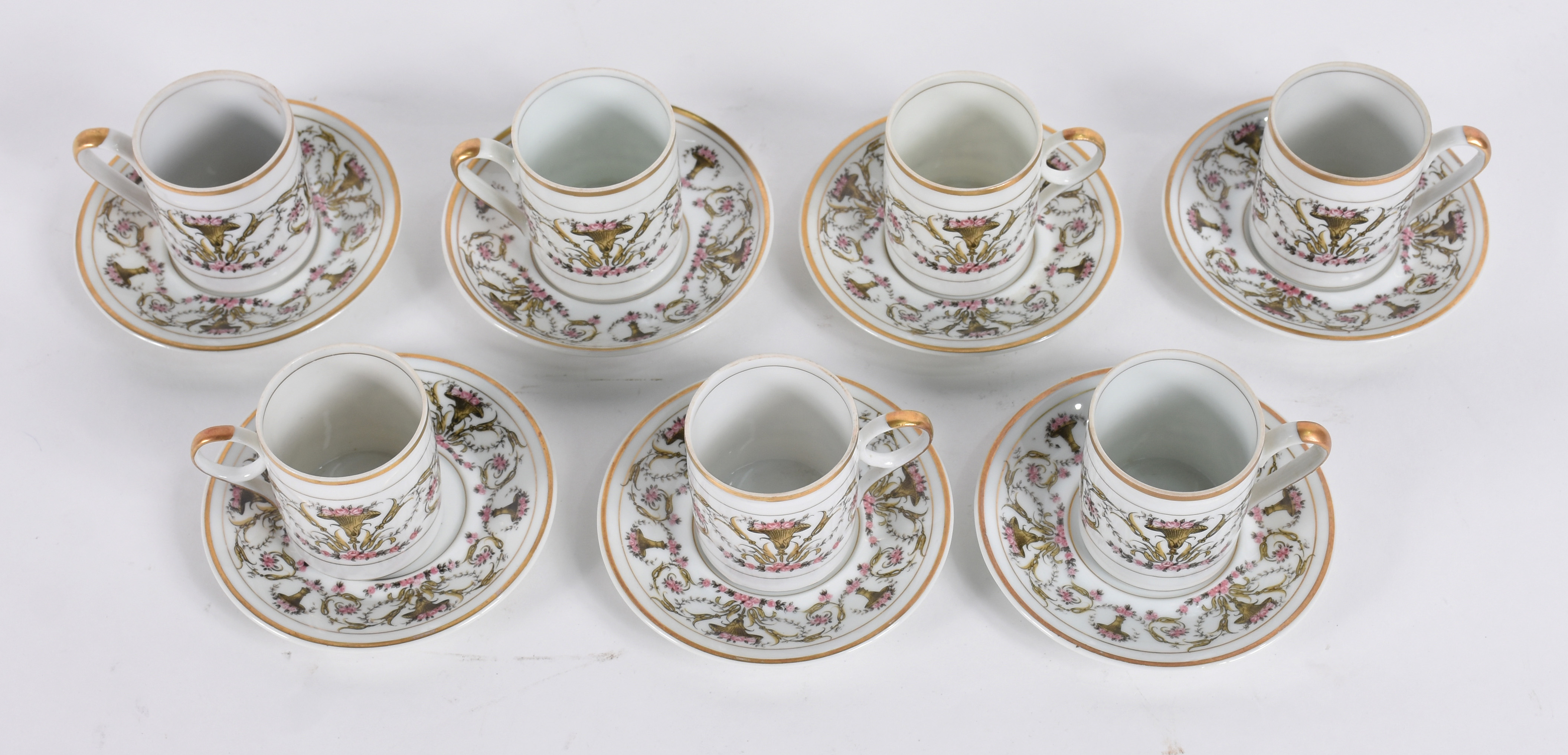 Conjunto de 7 xícaras para café de porcelana decorada com guirlandas... - foto 1 de 5