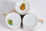 Conjunto  de 7 xícaras para café de porcelana d... - Conjunto  de 7 xícaras para café de porcelana decorada com guirlandas florais e frisos dourados .