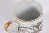 Conjunto  de 7 xícaras para café de porcelana d... - Conjunto  de 7 xícaras para café de porcelana decorada com guirlandas florais e frisos dourados .