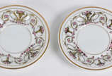 Conjunto  de 7 xícaras para café de porcelana d... - Conjunto  de 7 xícaras para café de porcelana decorada com guirlandas florais e frisos dourados .