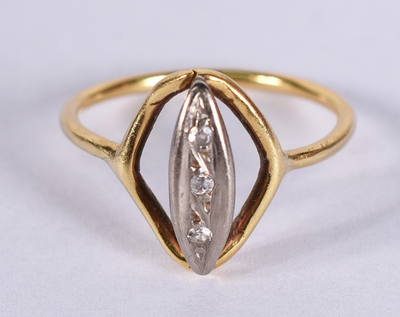 Anel de ouro 18 k com brilhantes .Aro 18.( Por questão de segurança a... - foto 1 de 3