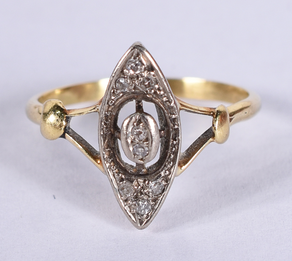 Anel de ouro amarelo e branco 18k com brilhantes .Aro 17.( Por... - foto 1 de 4
