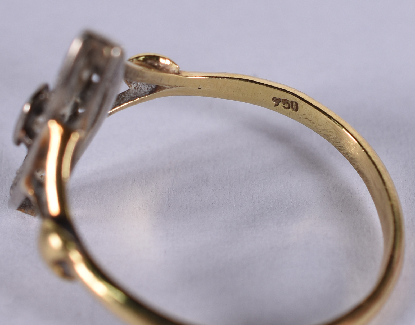 Anel de ouro amarelo e branco 18k com brilhantes .Aro 17.( Por... - foto 4 de 4