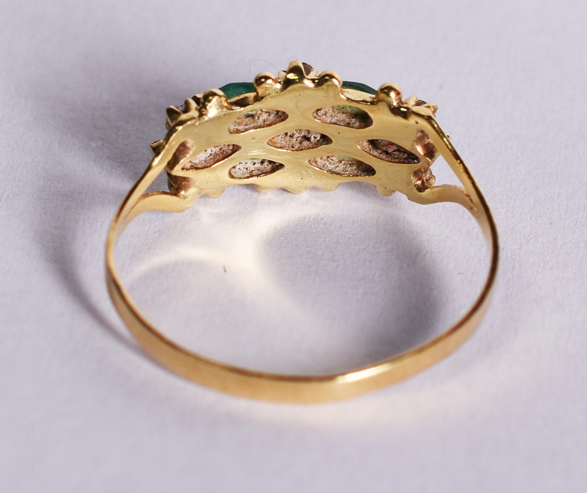 Anel de ouro 18 k com 7 esmeraldas e 6 brilhantes .Aro 18.( Por... - foto 3 de 4