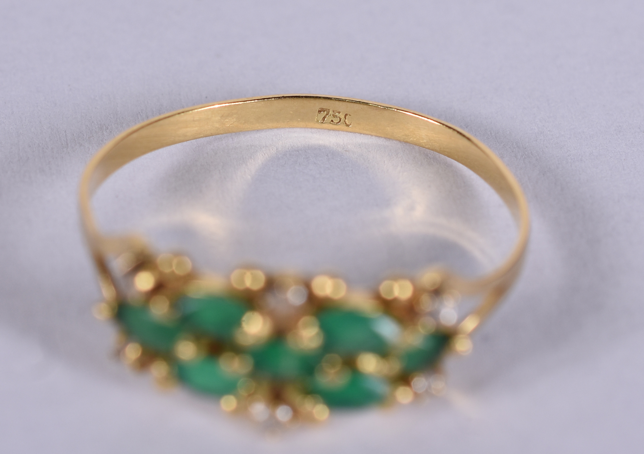 Anel de ouro 18 k com 7 esmeraldas e 6 brilhantes .Aro 18.( Por... - foto 4 de 4