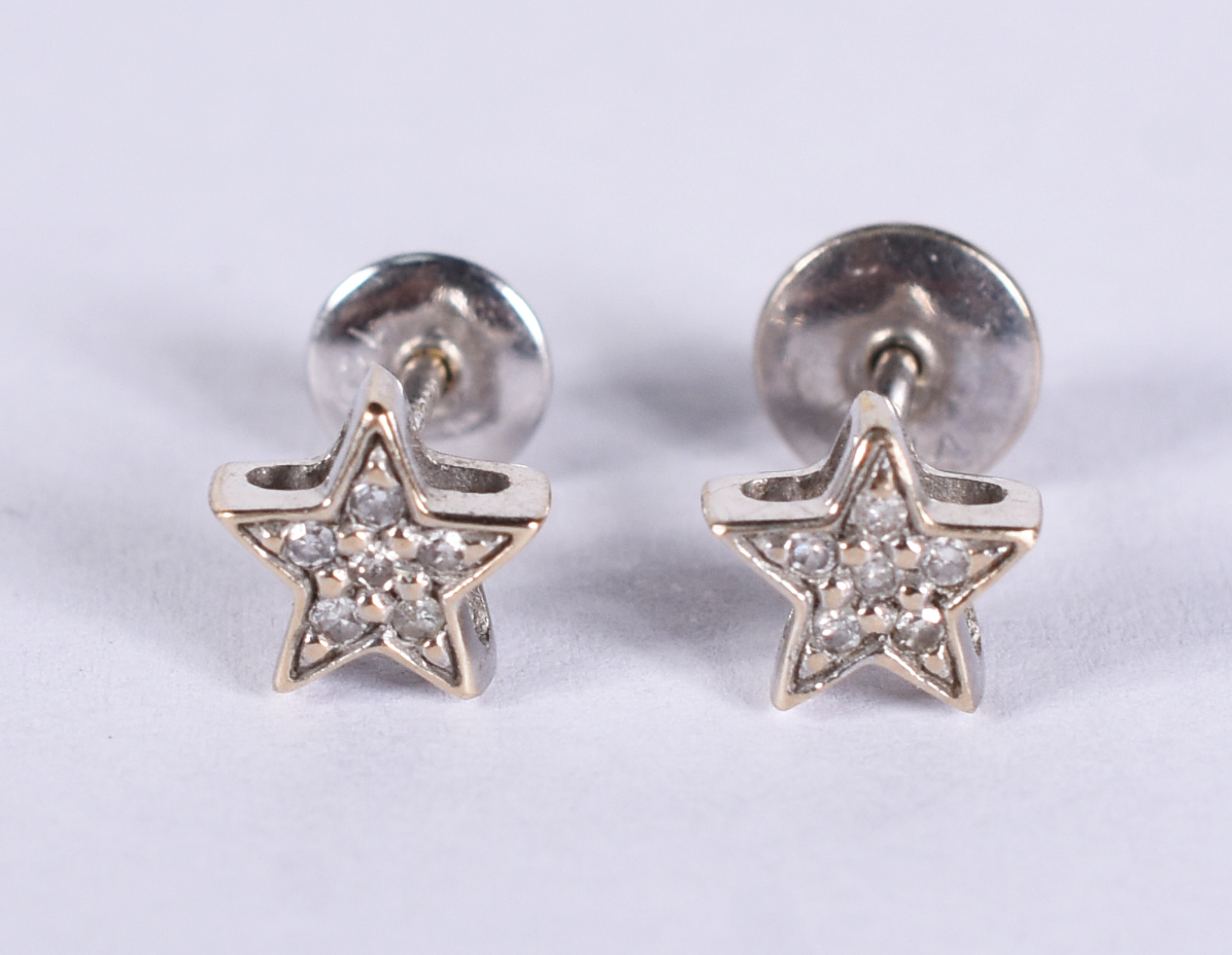 Par de brincos de ouro branco com brilhantes em formato de estrela.(... - foto 1 de 5