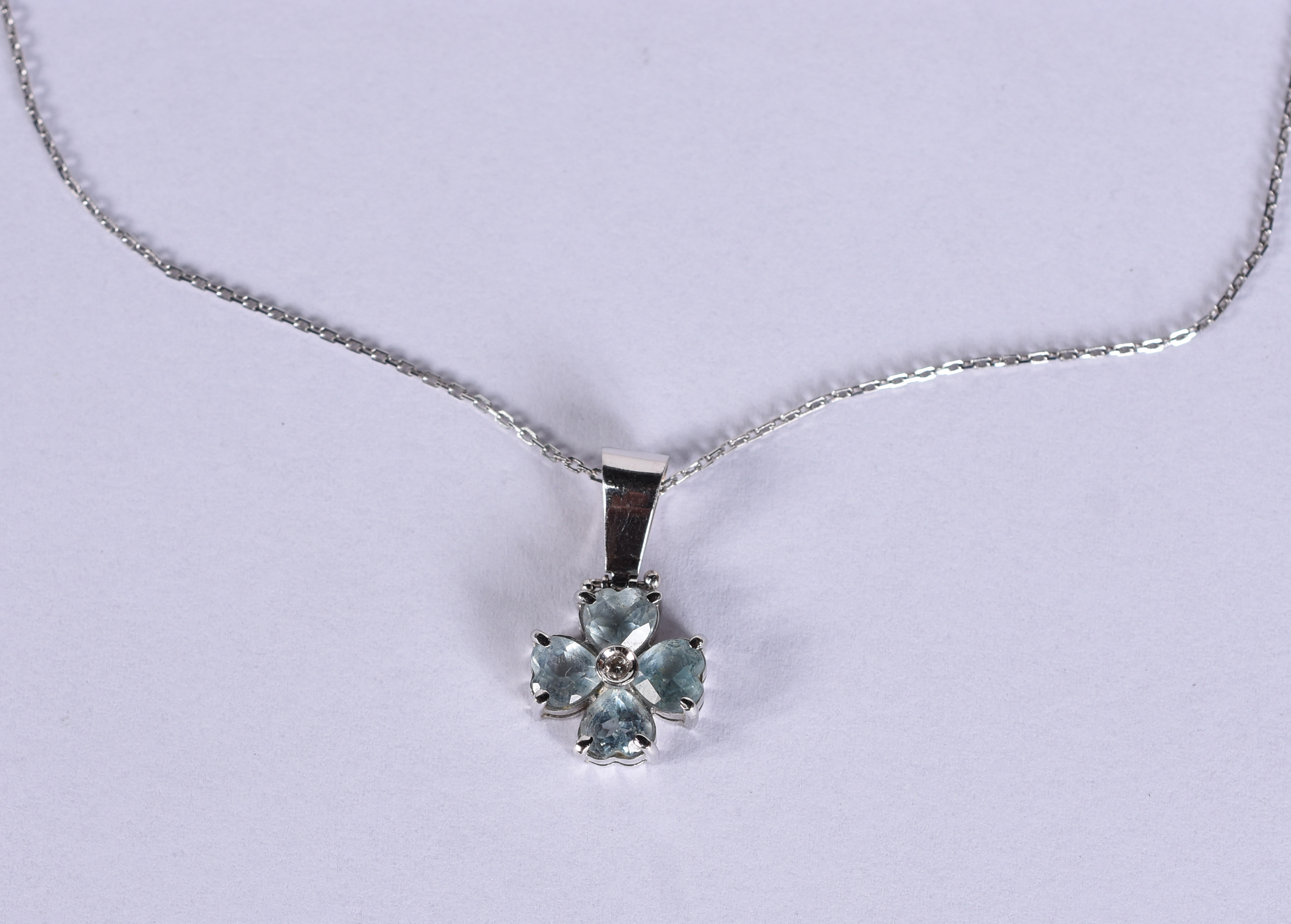 Colar de ouro branco com água marinha com pendente em forma de... - foto 1 de 4