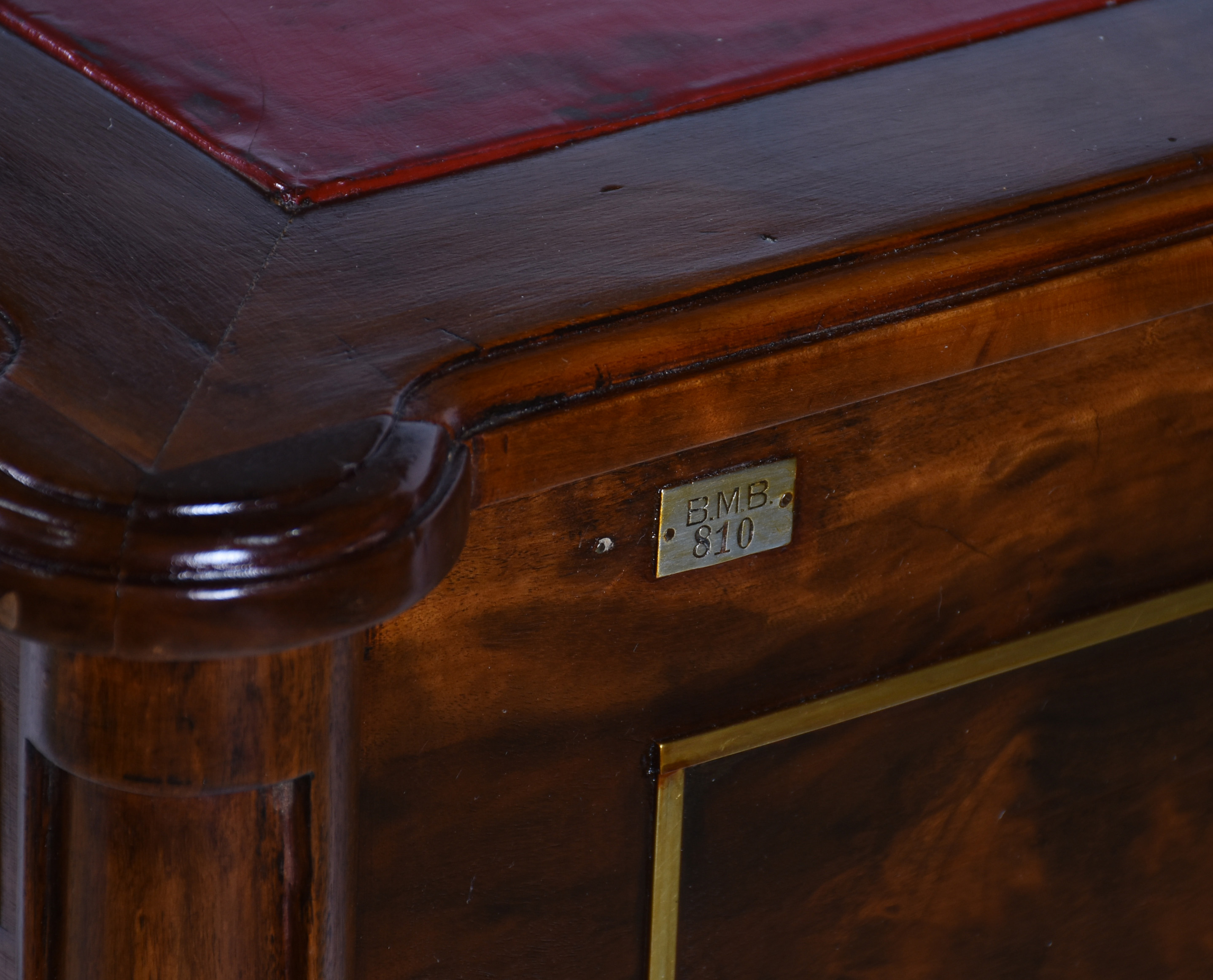 Mesa escrivaninha de jacaranda estilo Inglês com tampo de couro na... - foto 4 de 5