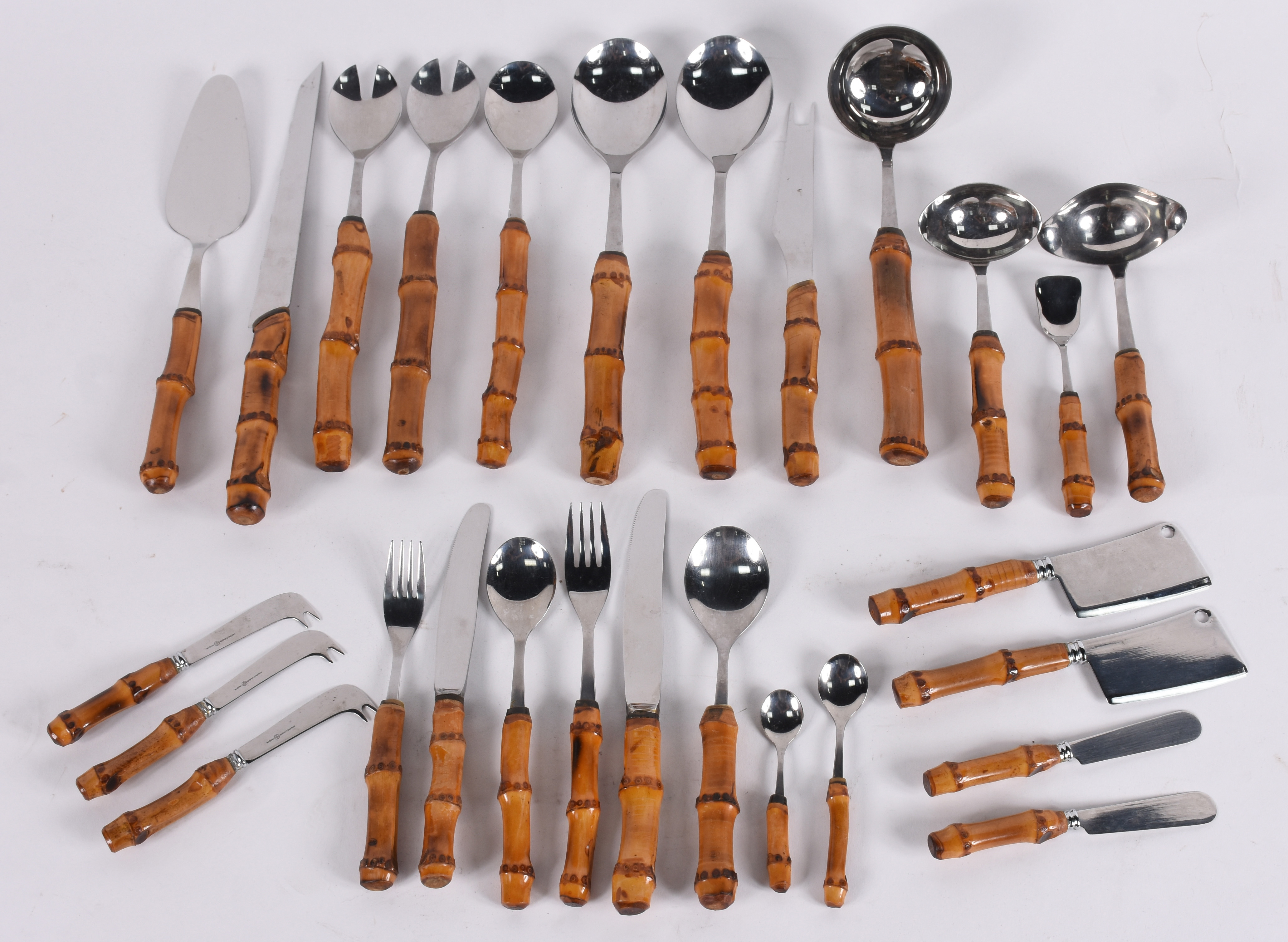 Faqueiro de inox com cabo de "bambu", composto de : 16 facas, 7... - foto 1 de 3