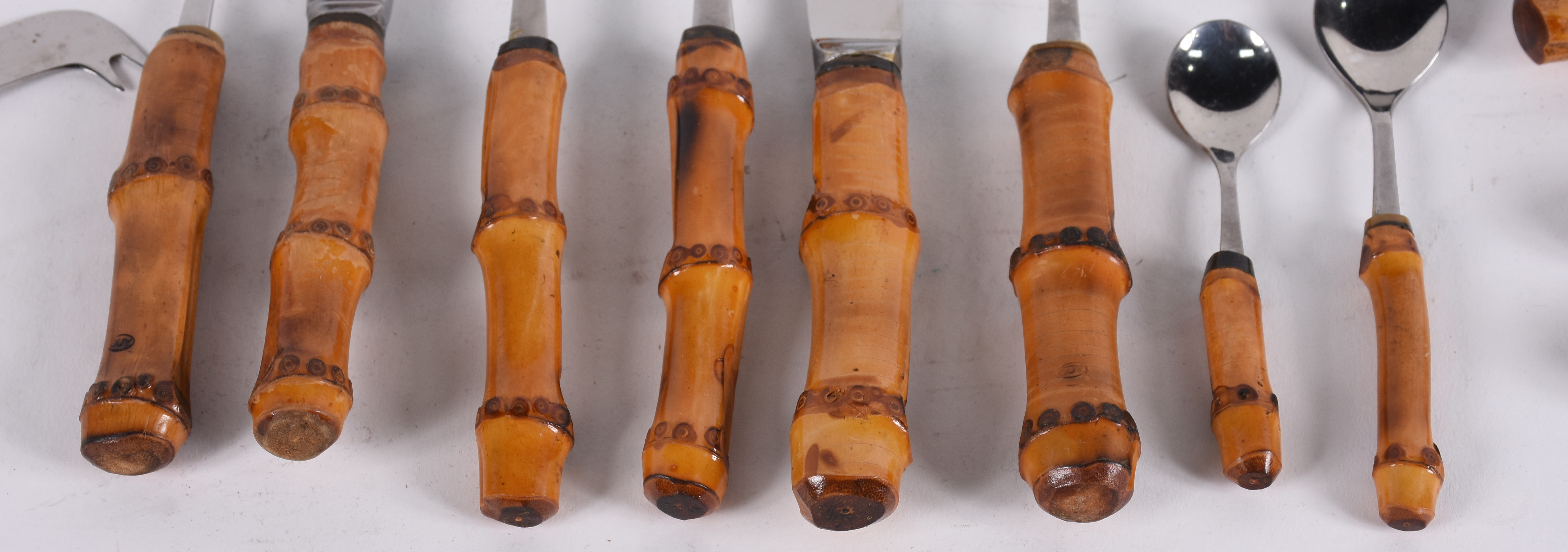 Faqueiro de inox com cabo de "bambu", composto de : 16 facas, 7... - foto 2 de 3