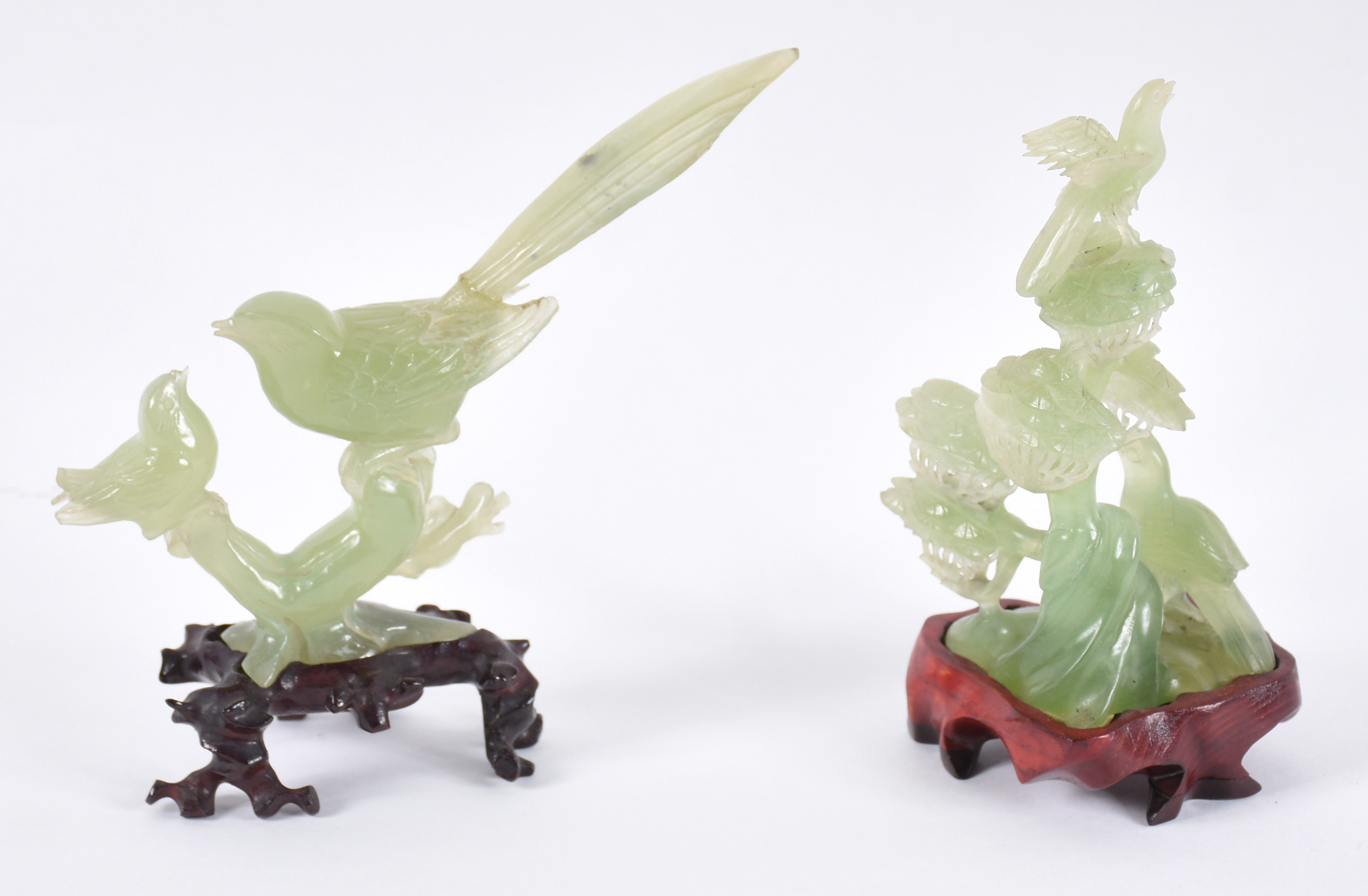 Duas esculturas de jade com base de madeira , representando pássaro (... - foto 3 de 5