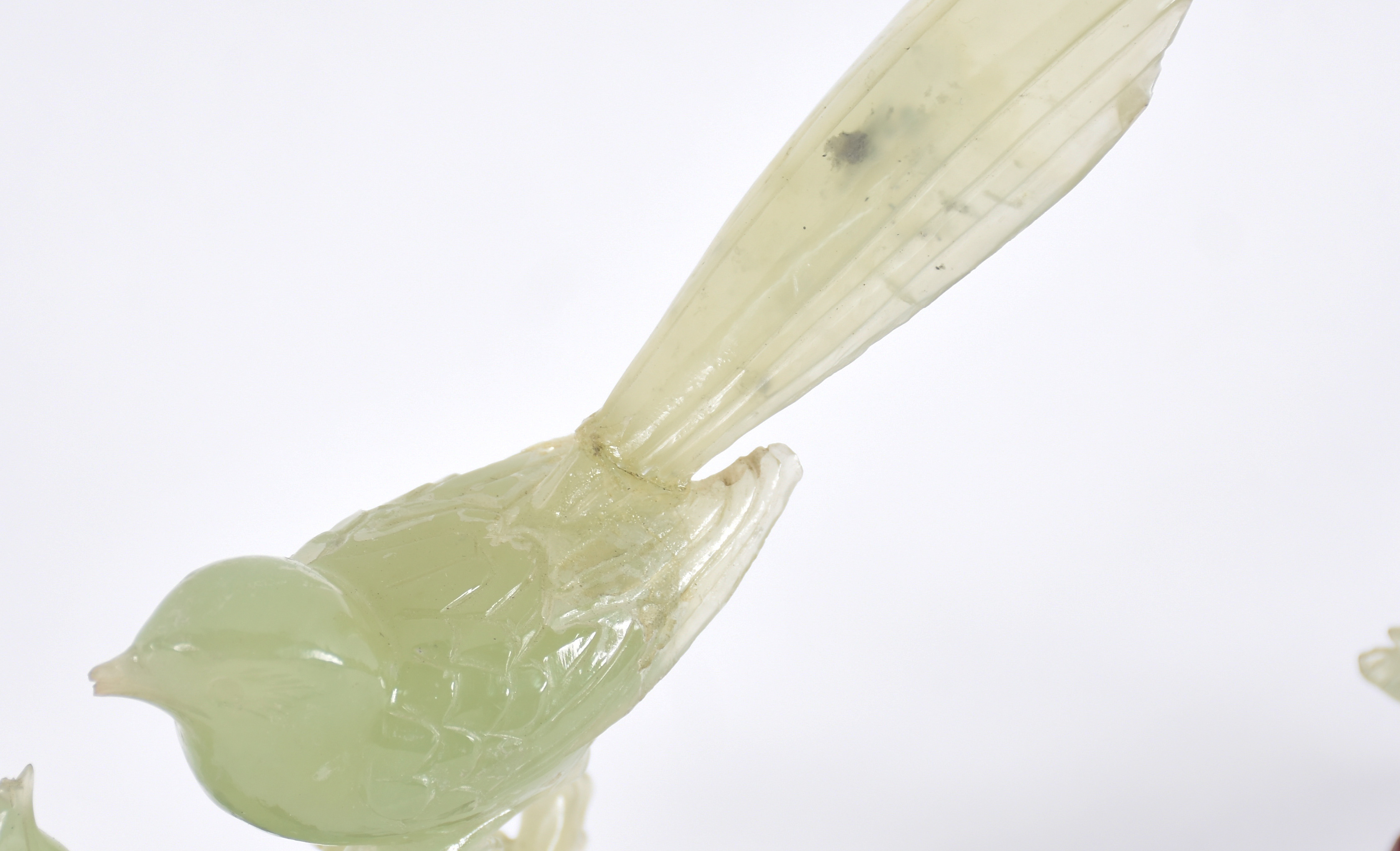 Duas esculturas de jade com base de madeira , representando pássaro (... - foto 4 de 5