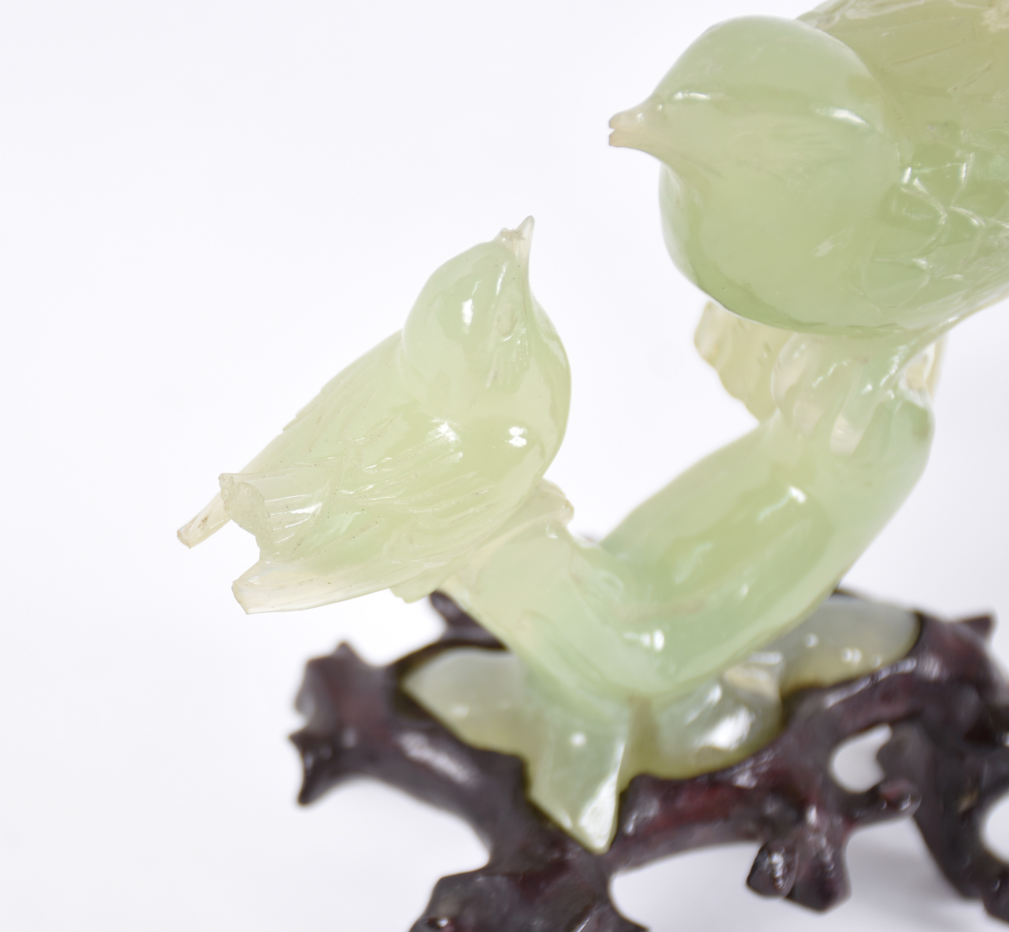 Duas esculturas de jade com base de madeira , representando pássaro (... - foto 5 de 5