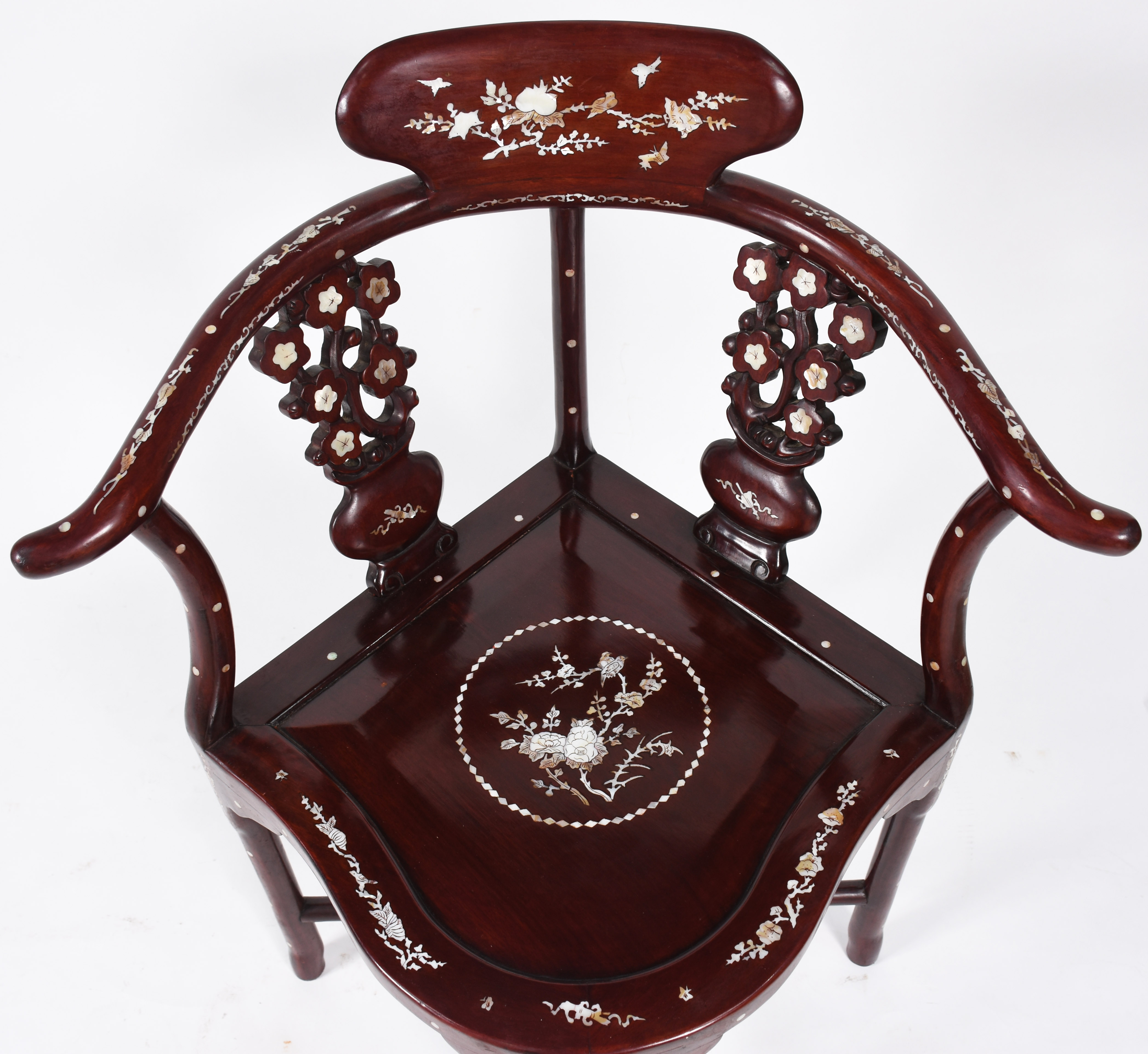 Cadeira de canto estilo oriental com detalhes em madrepérolas. - foto 3 de 5