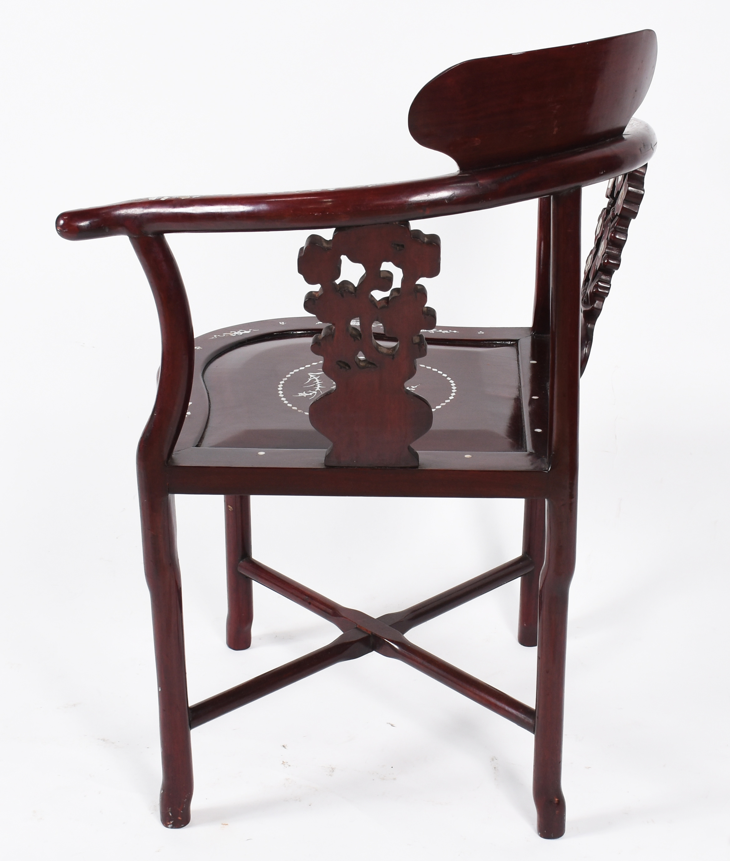 Cadeira de canto estilo oriental com detalhes em madrepérolas. - foto 4 de 5