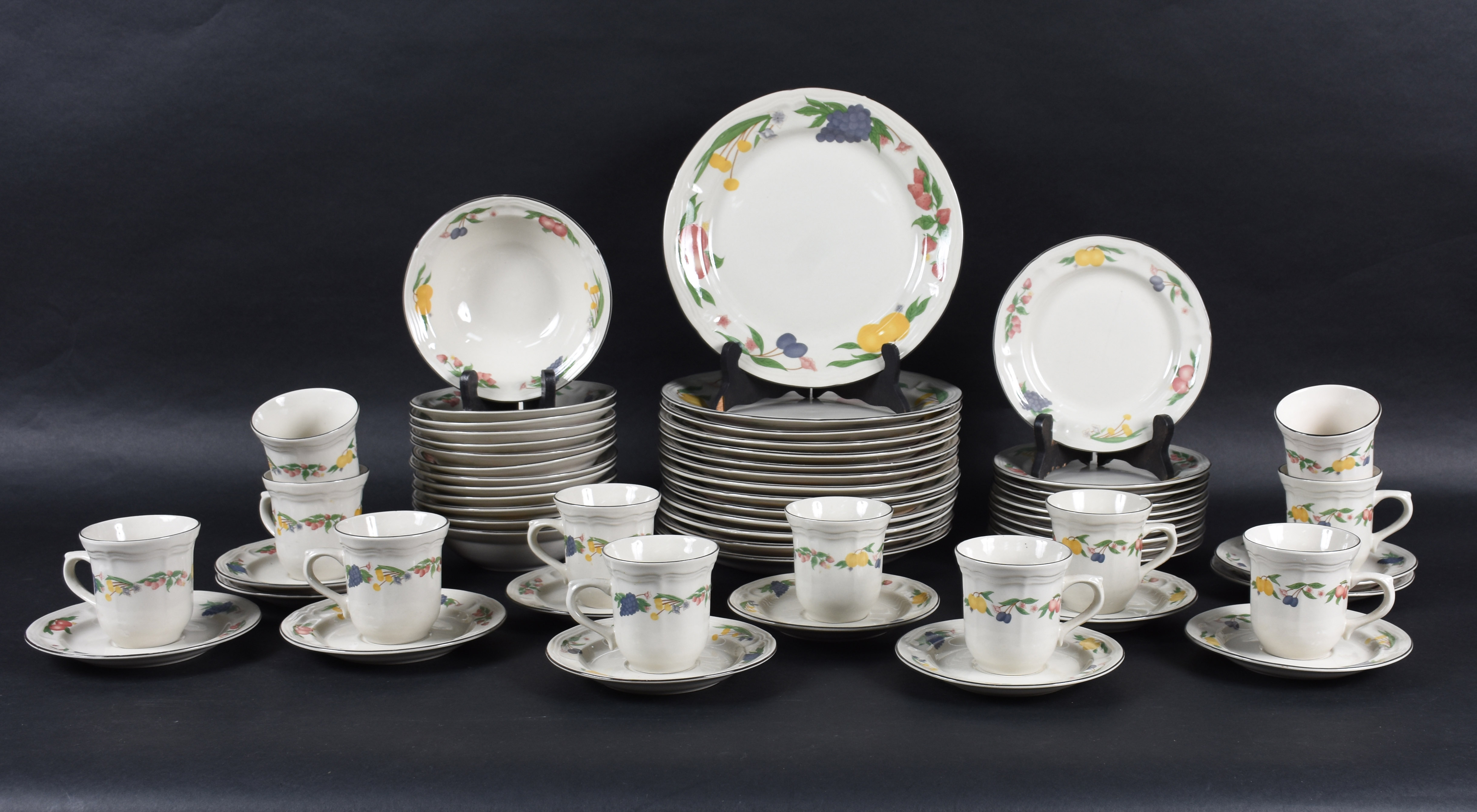 Aparelho de jantar de porcelana chinesa Gibson ,composto de : 14... - foto 1 de 3