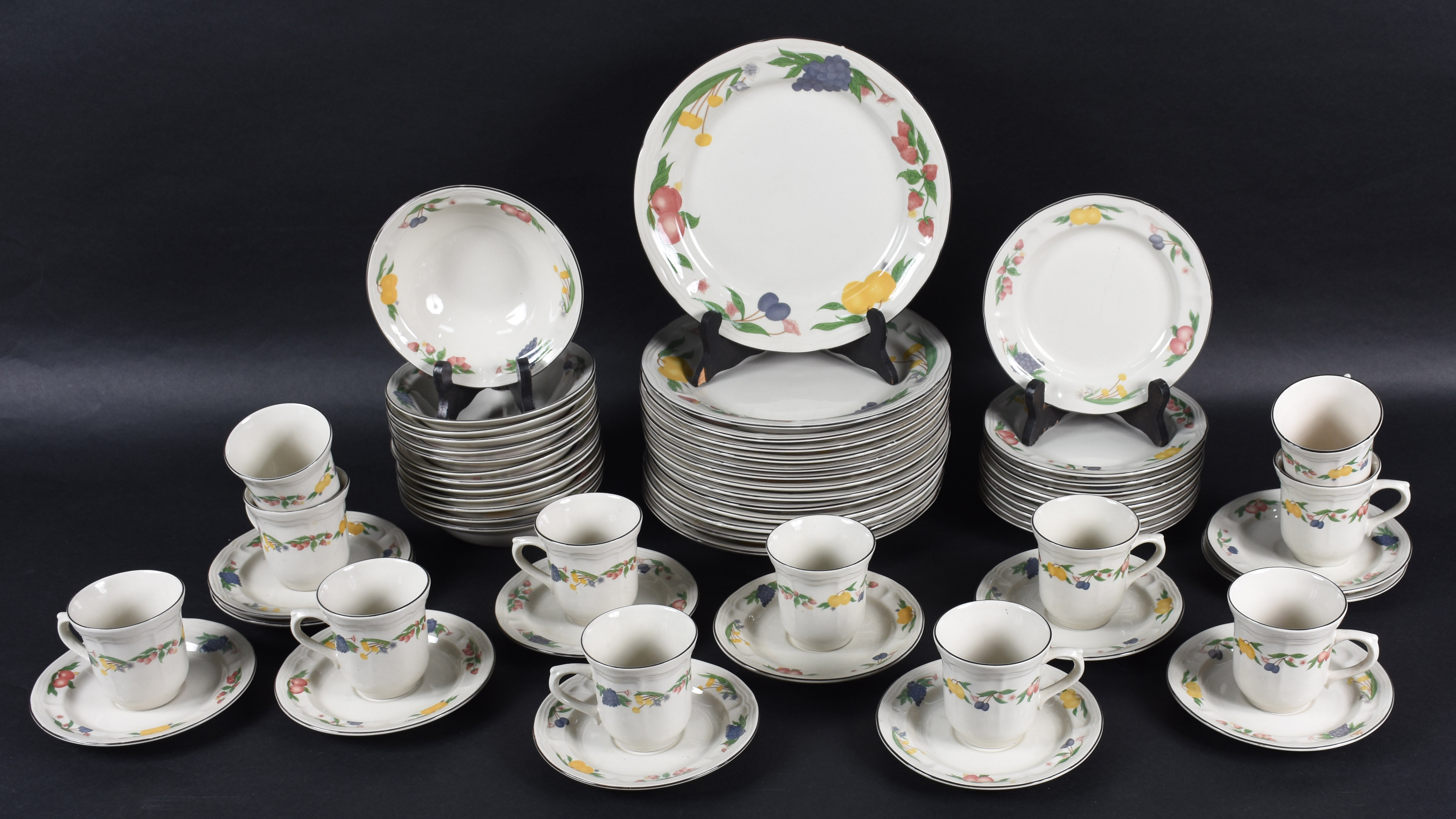 Aparelho de jantar de porcelana chinesa Gibson ,composto de : 14... - foto 2 de 3