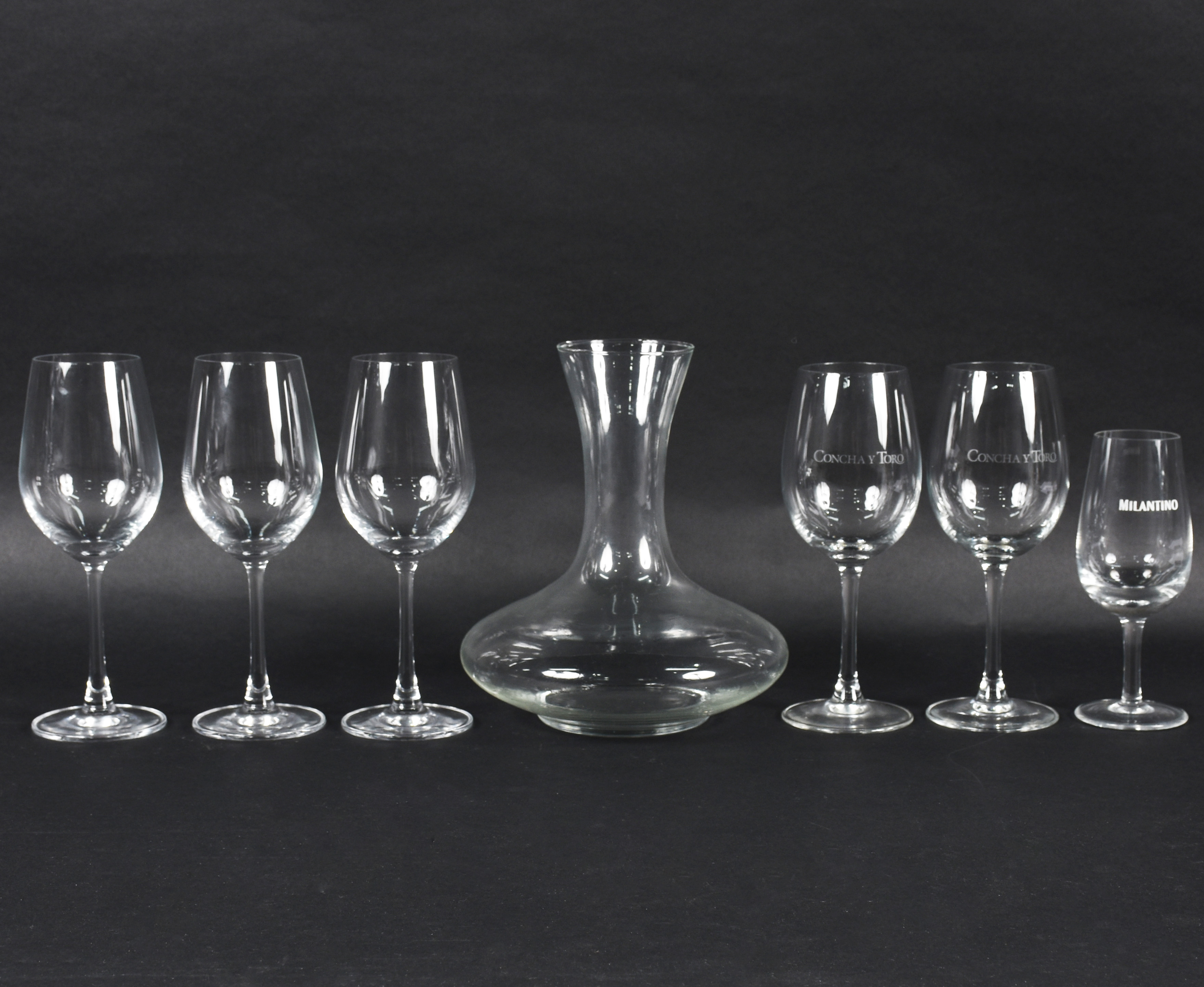 Seis cálices para vinho e decanter. - foto 1 de 4